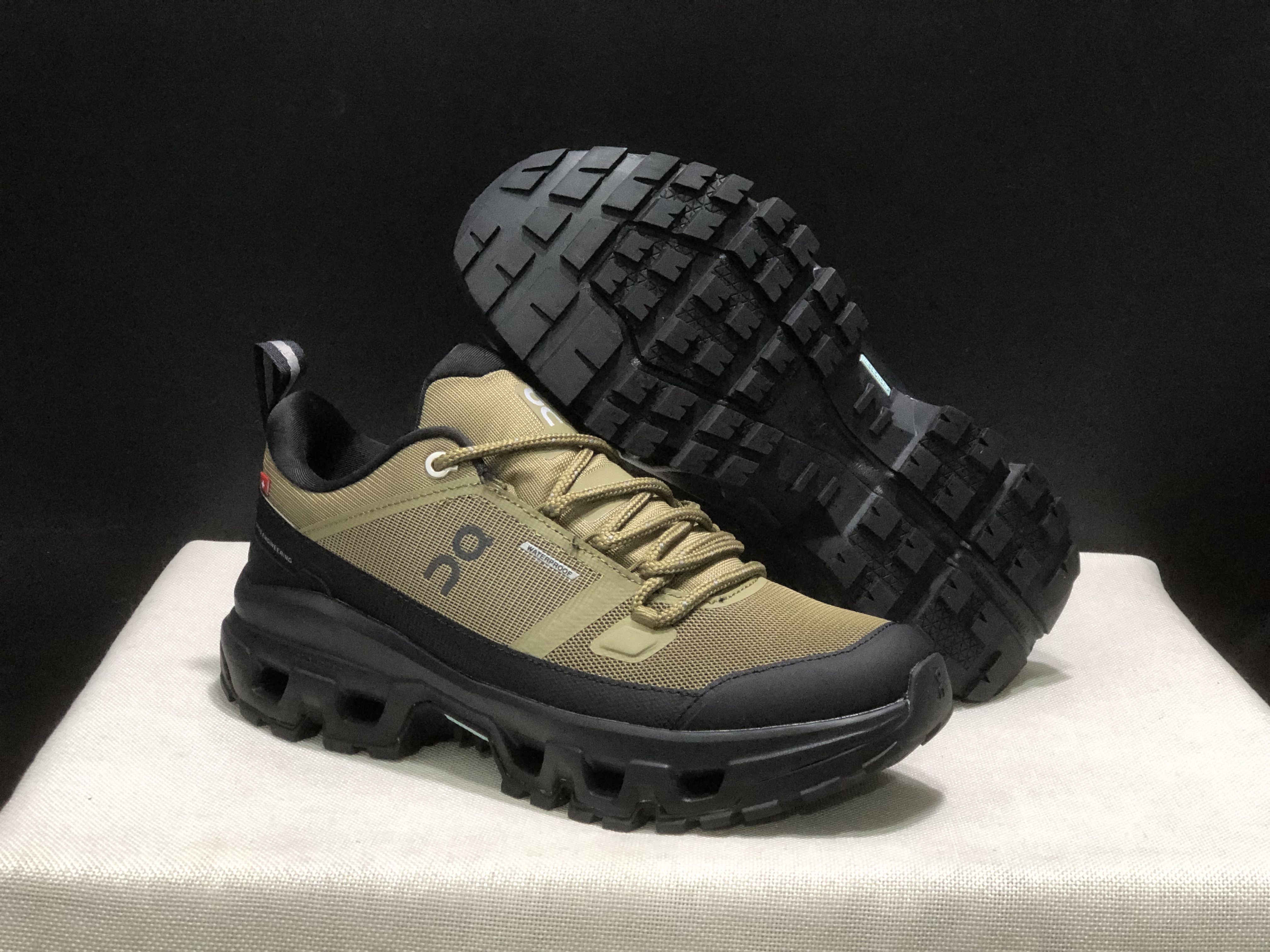 On Running Cloudrock Low WP Hiking Outdoor Shoes Hunter/Black