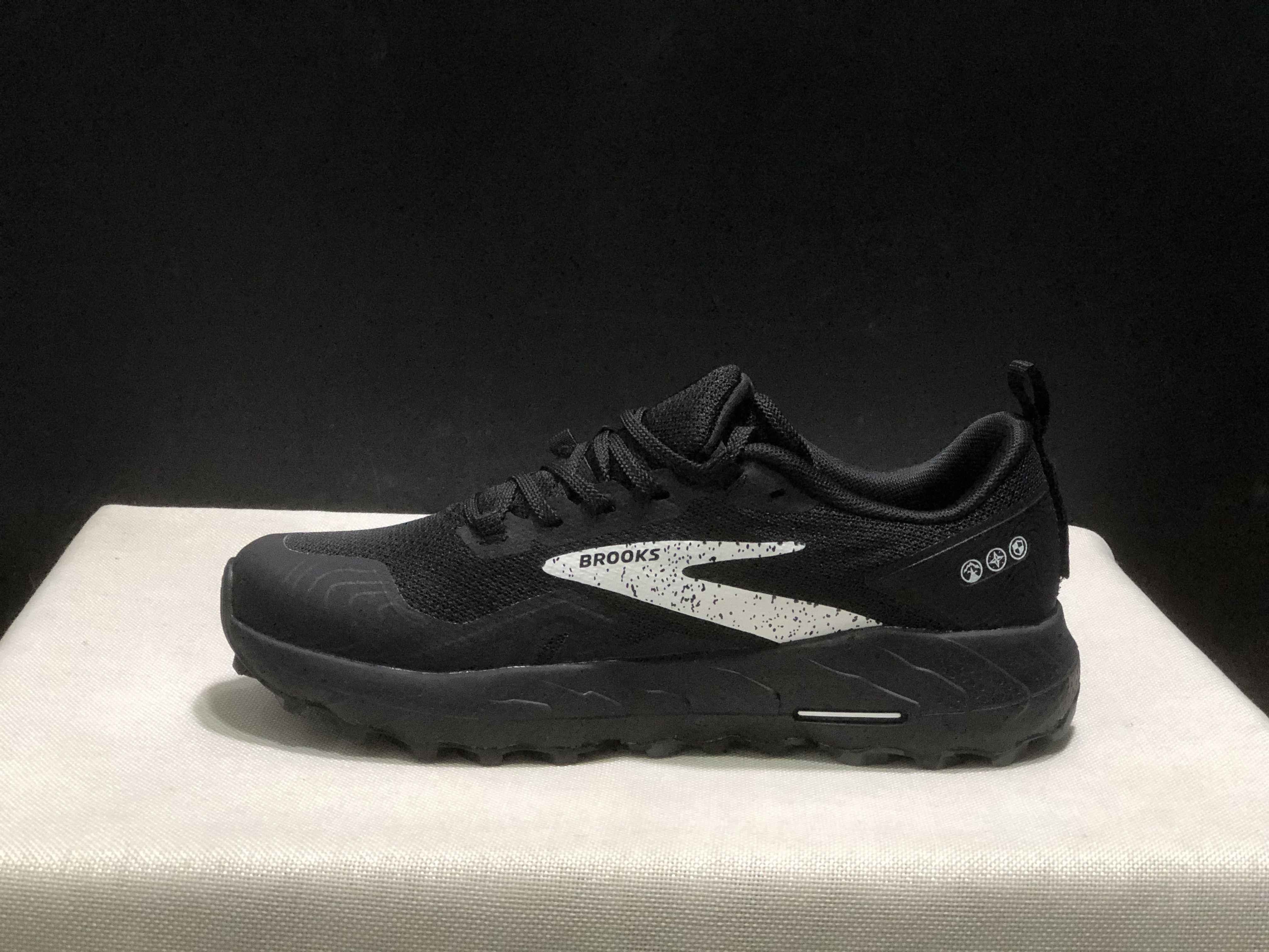 Brooks Cascadia 17 Trail Running Shoes Black/White