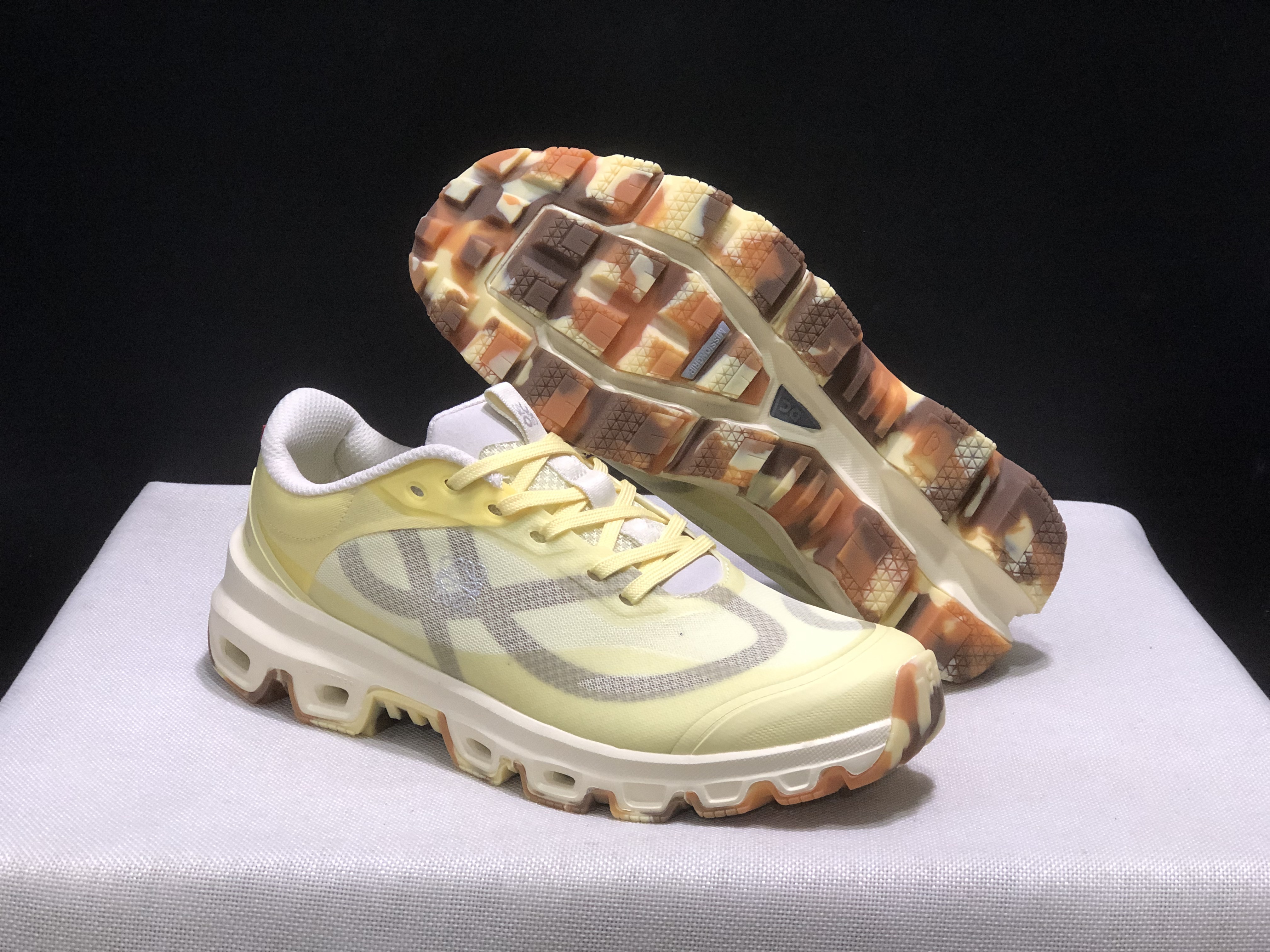 LOEWE x On Running Cloudventure 2.0 Running Shoes Co-Signed Edition Yellow