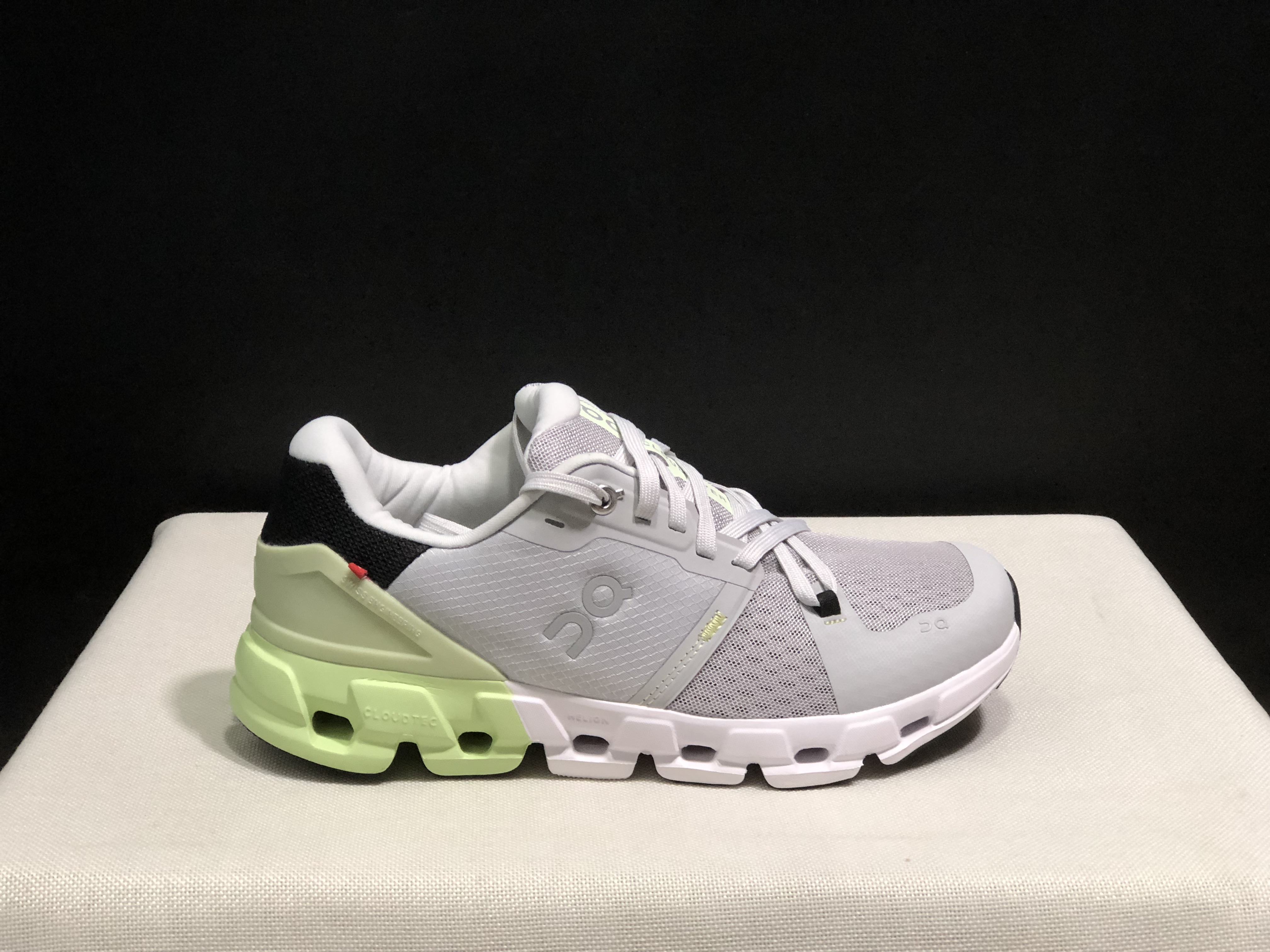 On Running Cloudflow 4 Shock-Absorbing And Wear-Resistant Running Shoes Glacler/Meadow