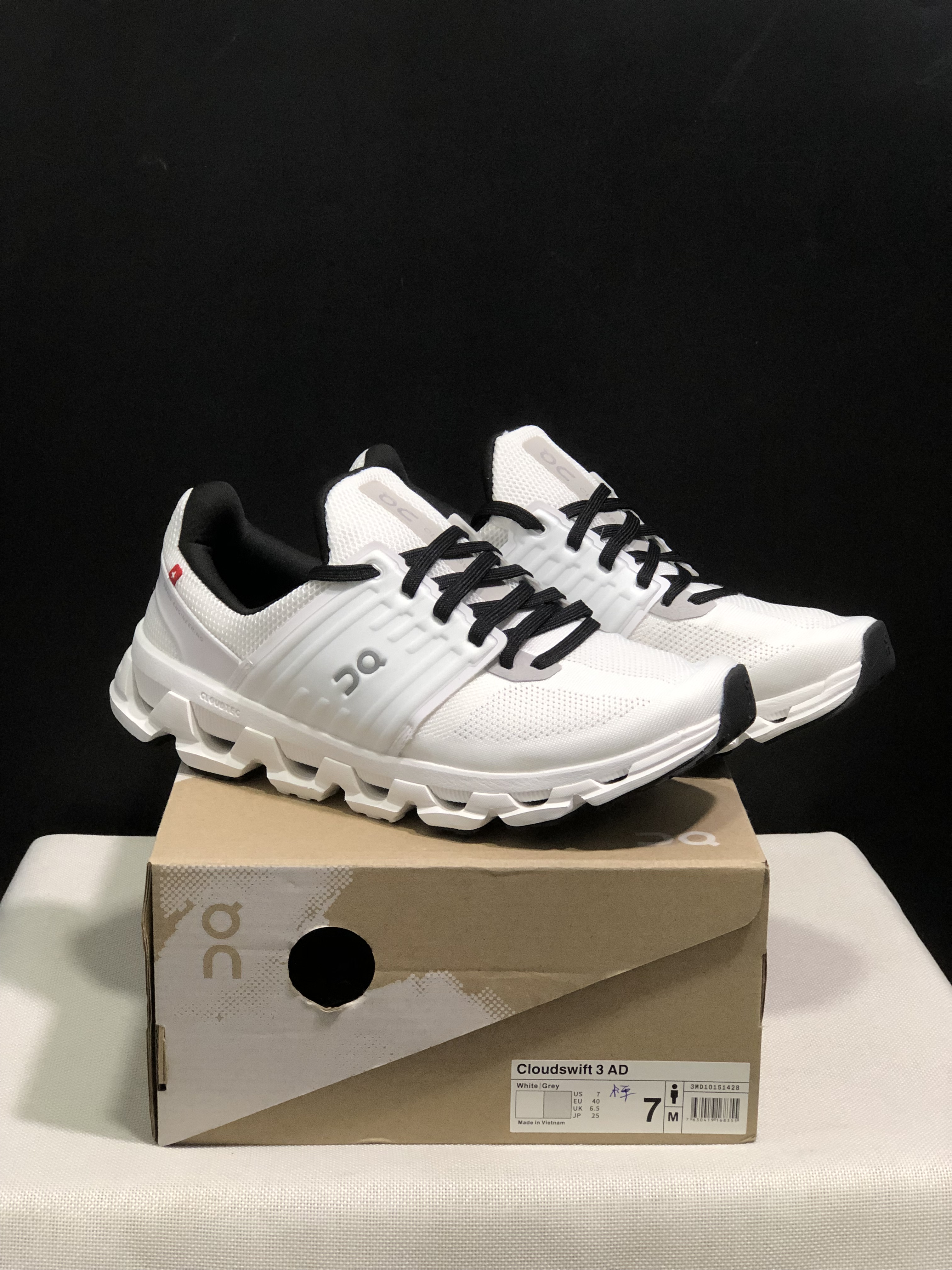 On Running Cloudswift 3 Trendy And Comfortable Running Shoes White/Black