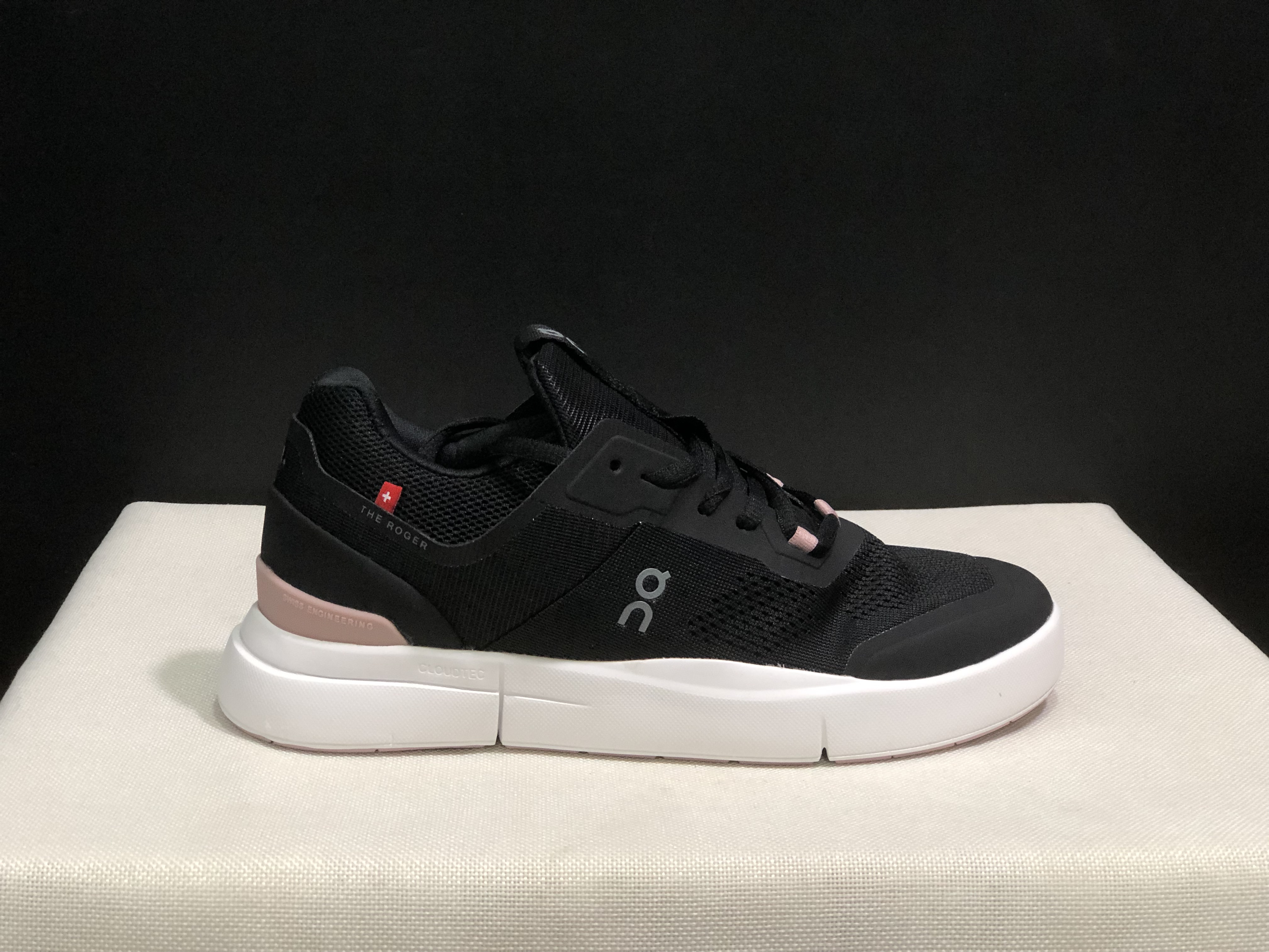 On Running The Roger Spin Breathable Mesh Sneakers Black/Pink Sole