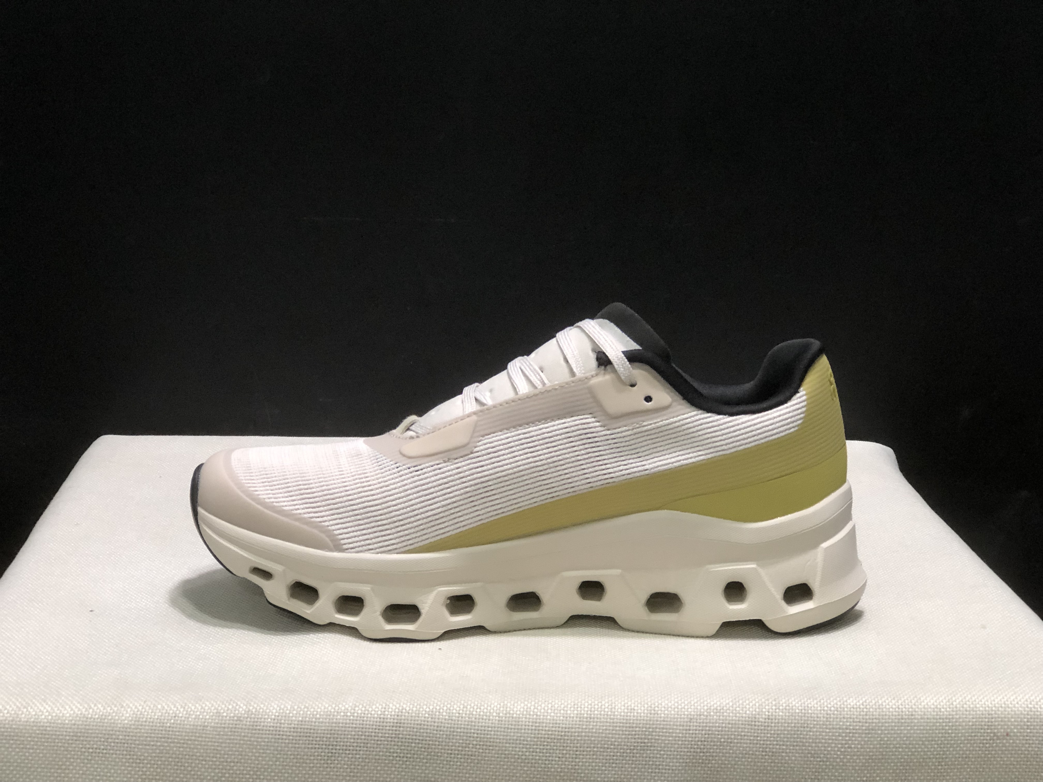 On Running Cloudmonster Void 1 M Casual Running Shoes Light Khaki/Light Green