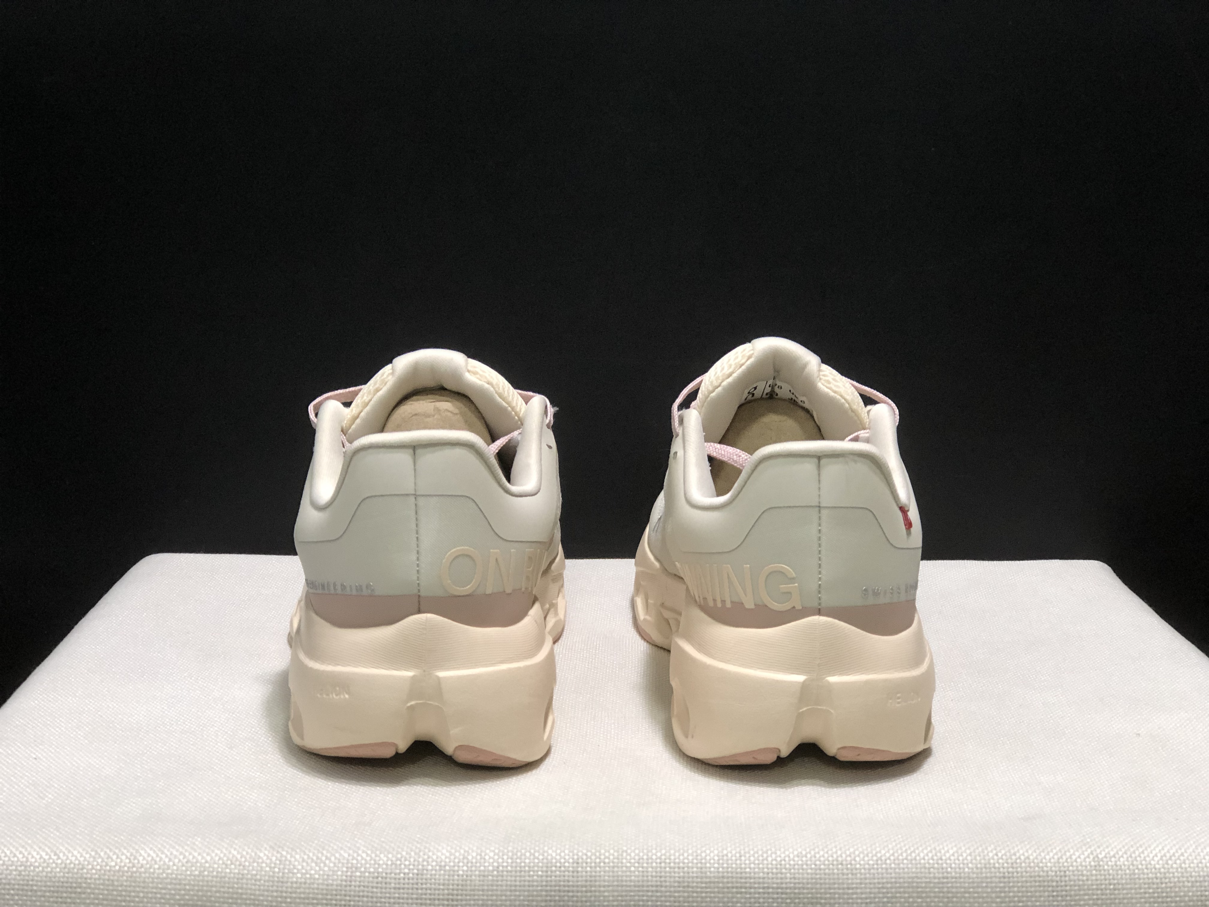 On Running Cloudsurfer Next Casual Running Shoes Moonlight/Powder