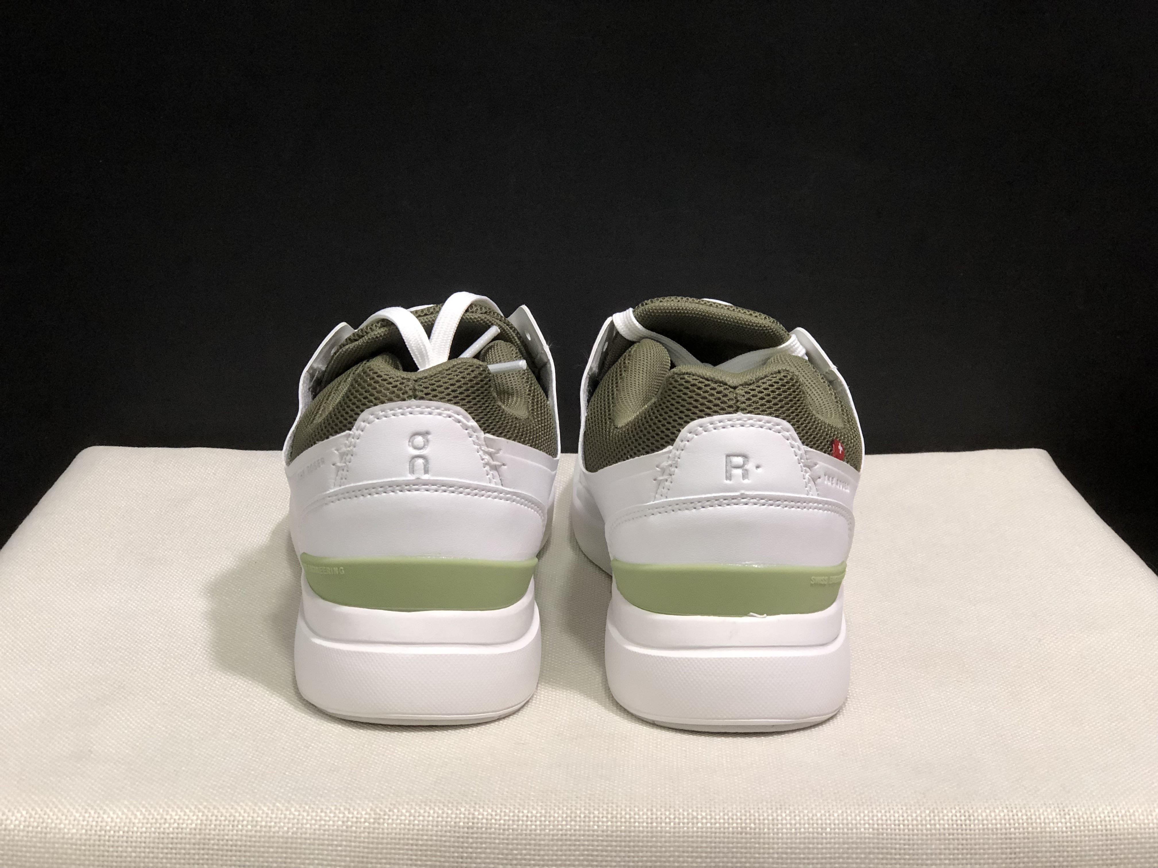 On Running The Roger Spin Breathable Mesh Sneakers White/Army Green