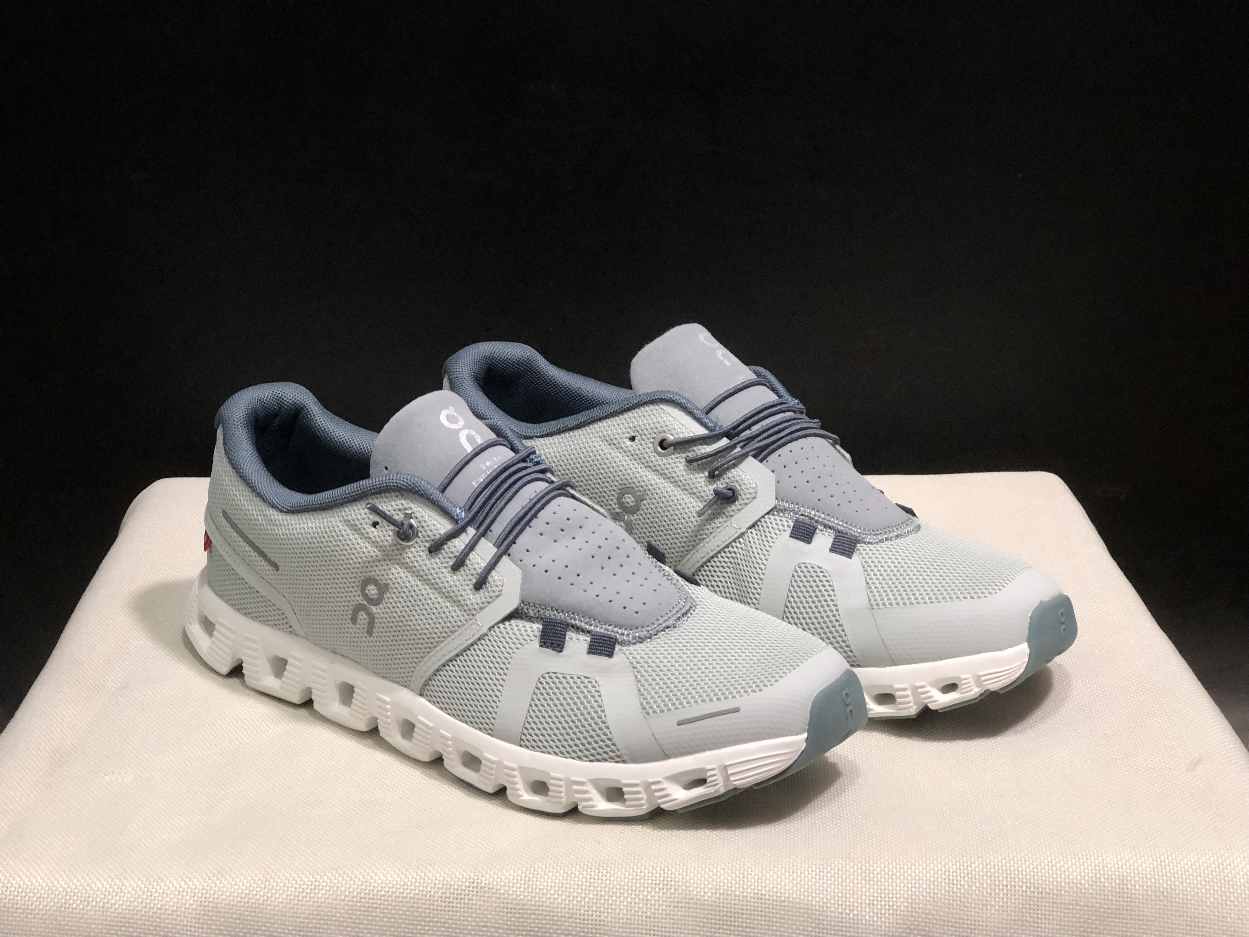 On Running Cloud 5 Lightweight Running Shoes Clacial Ash