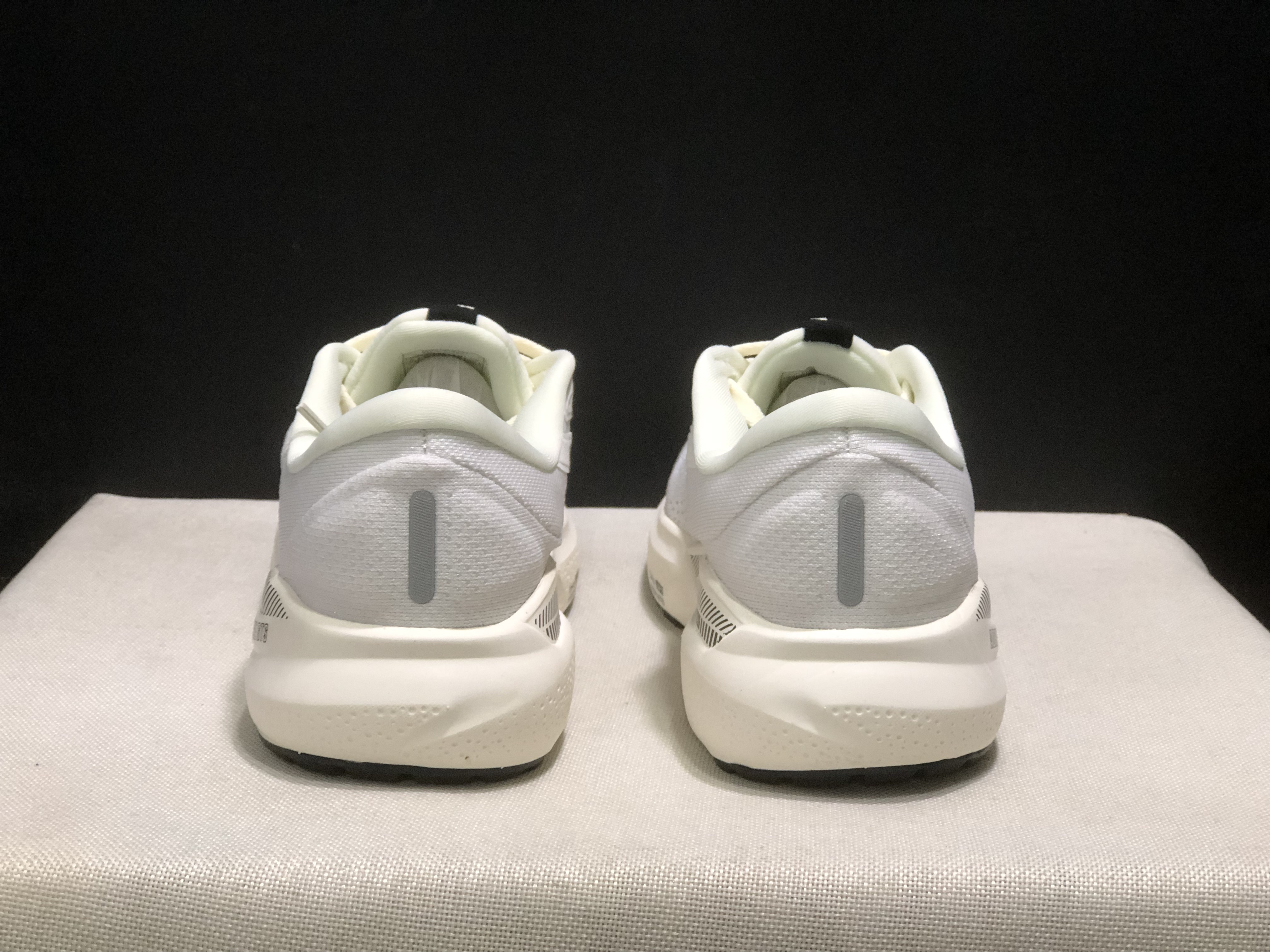 Brooks Adrenaline GTS 24 Casual Running Shoes Coconut/Black/White Sand