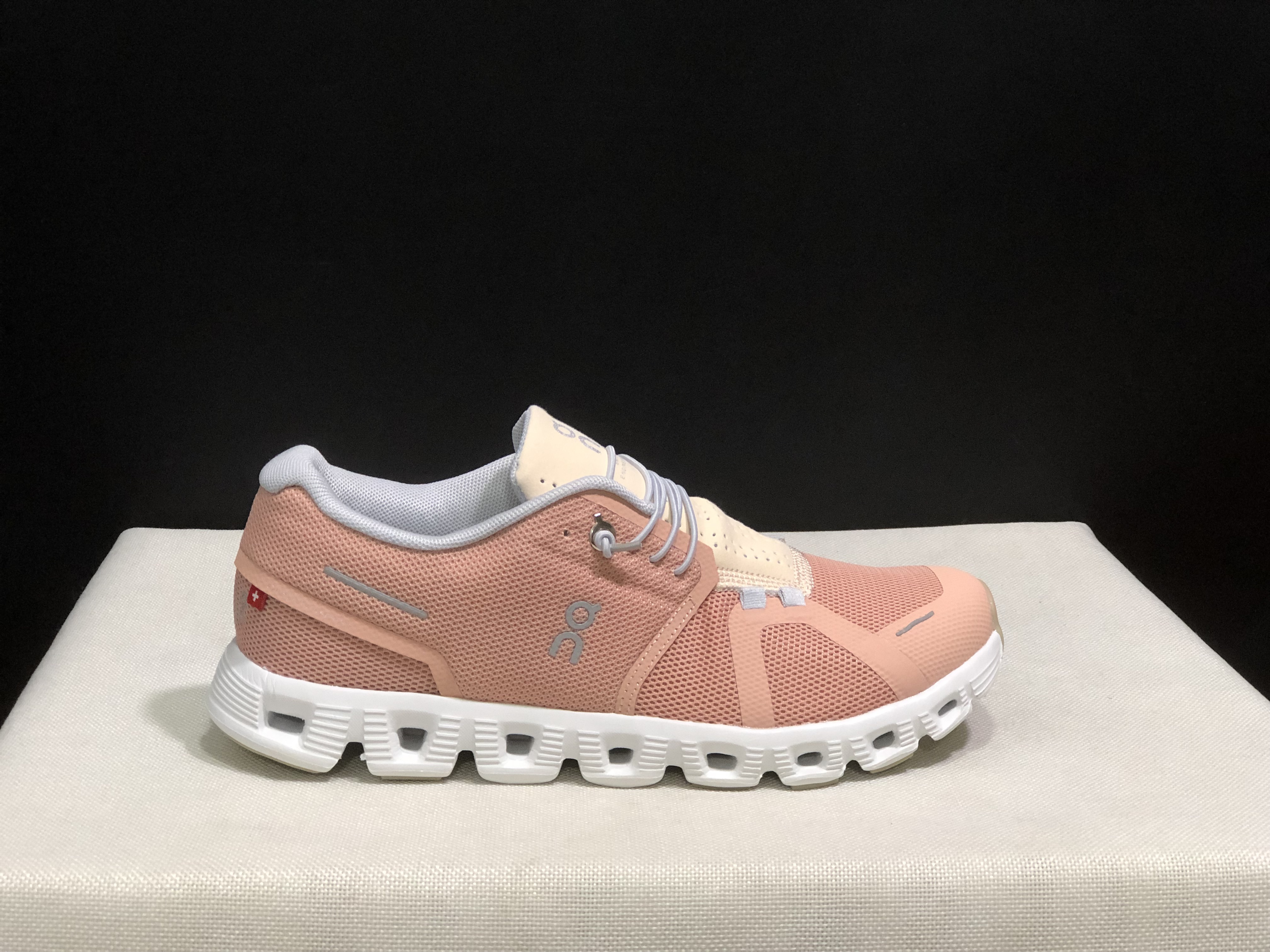 On Running Cloud 5 Lightweight Running Shoes Rose/Shell Powder