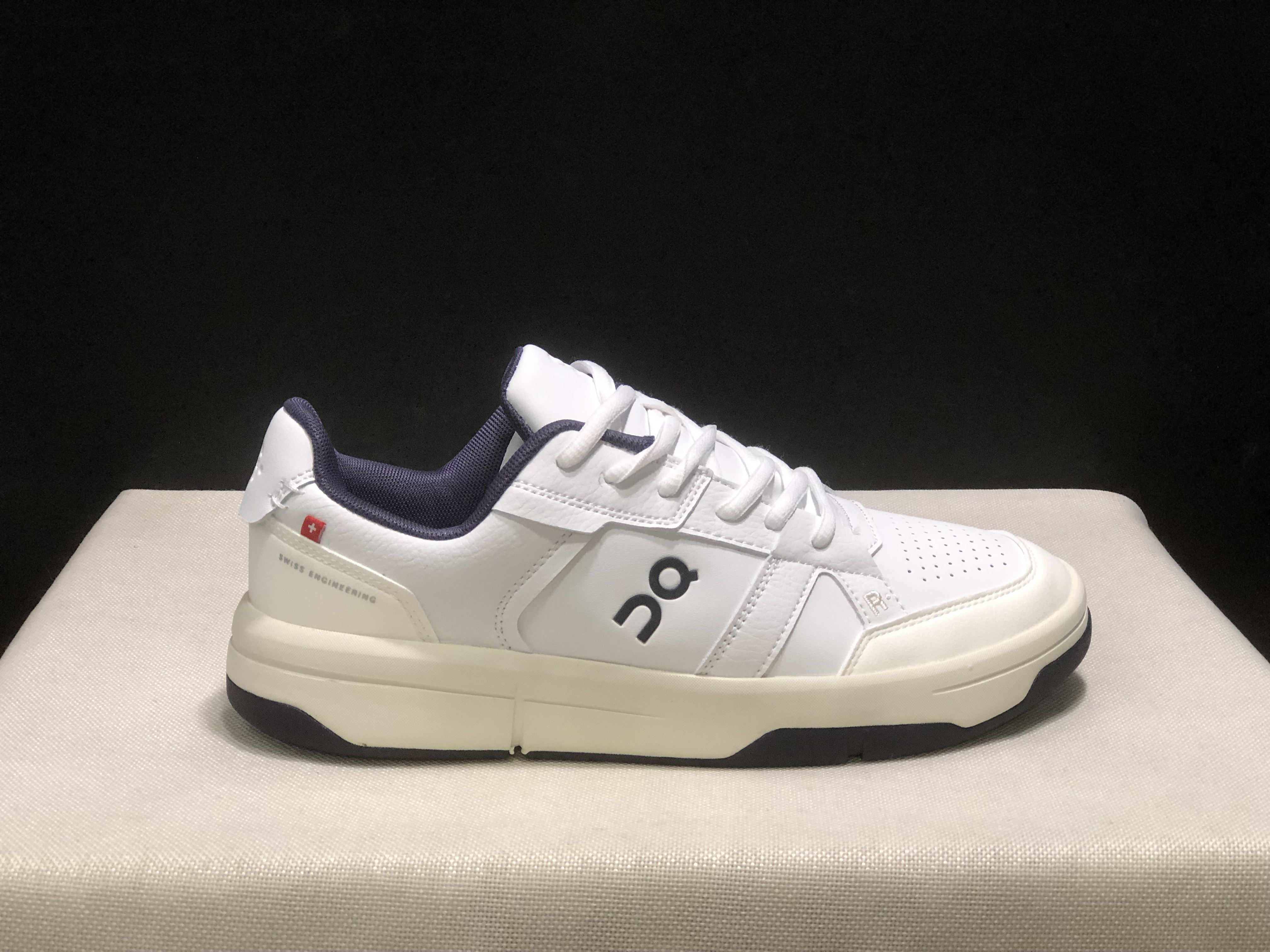 On Running The Roger Clubhouse Casual Sneakers White/Midnight
