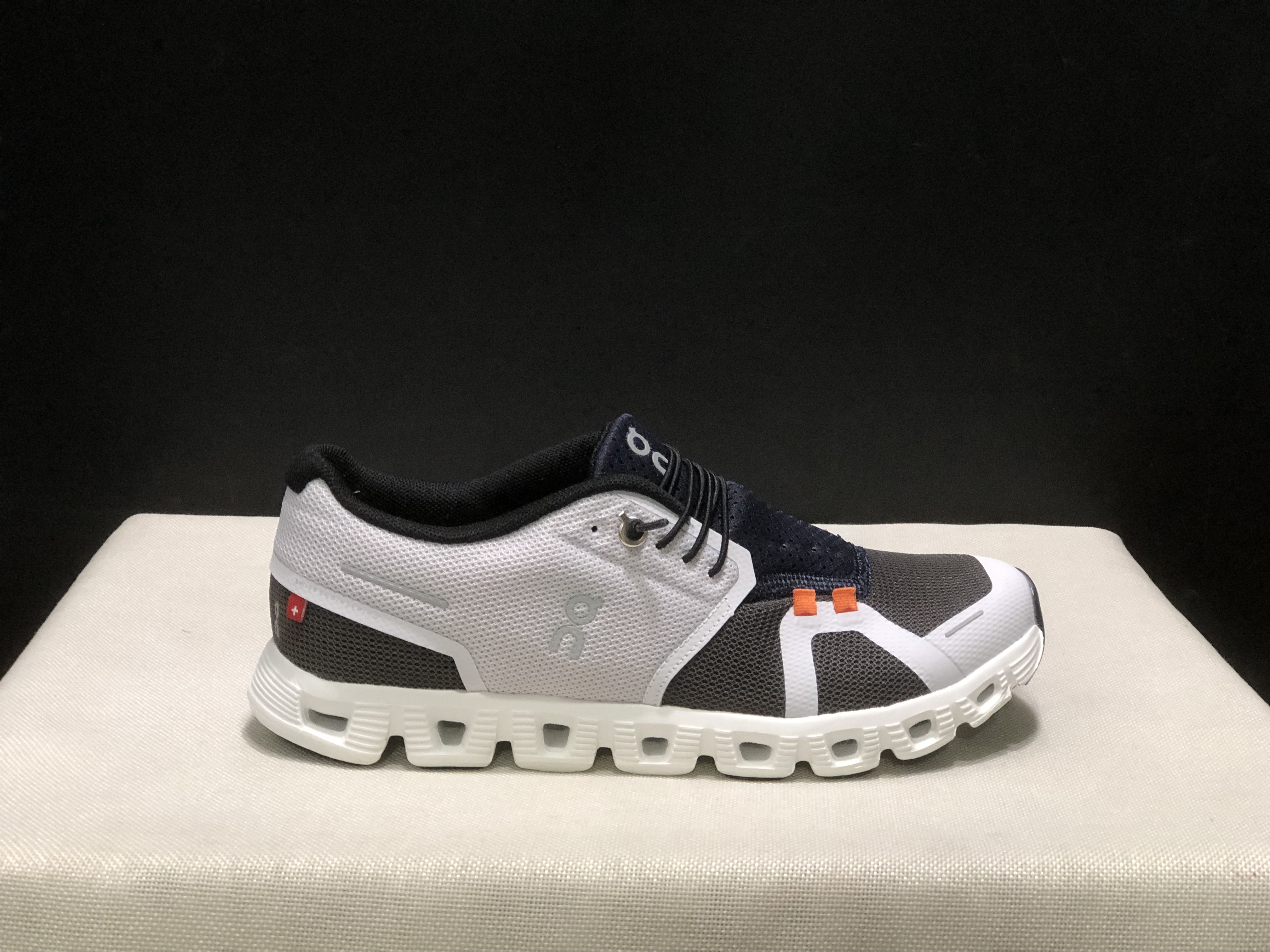 On Running Cloud 5 Lightweight Running Shoes Mist White/Dark Grey