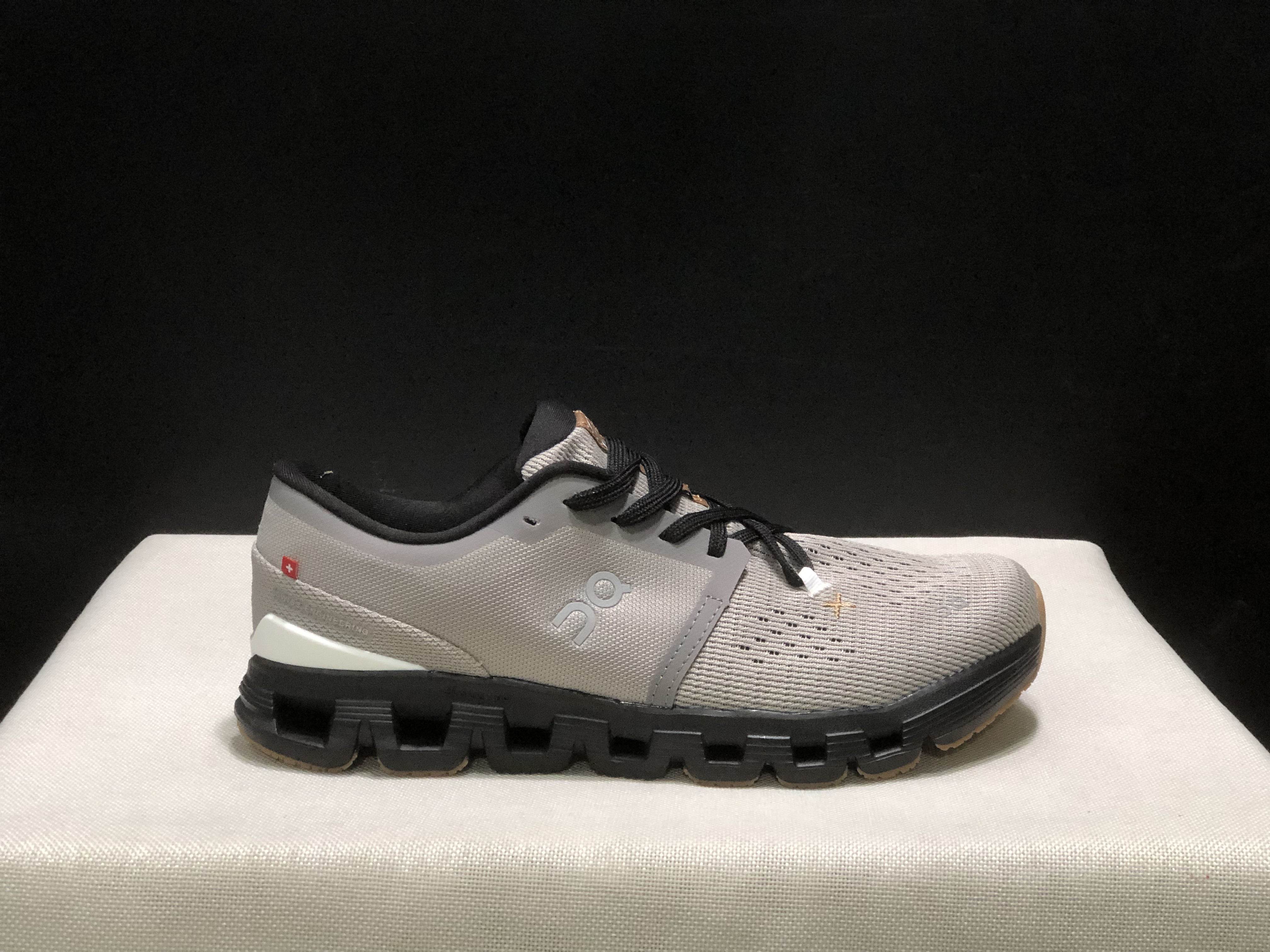 On Running Cloud X4 Comfortable Running Shoes Fog/Black