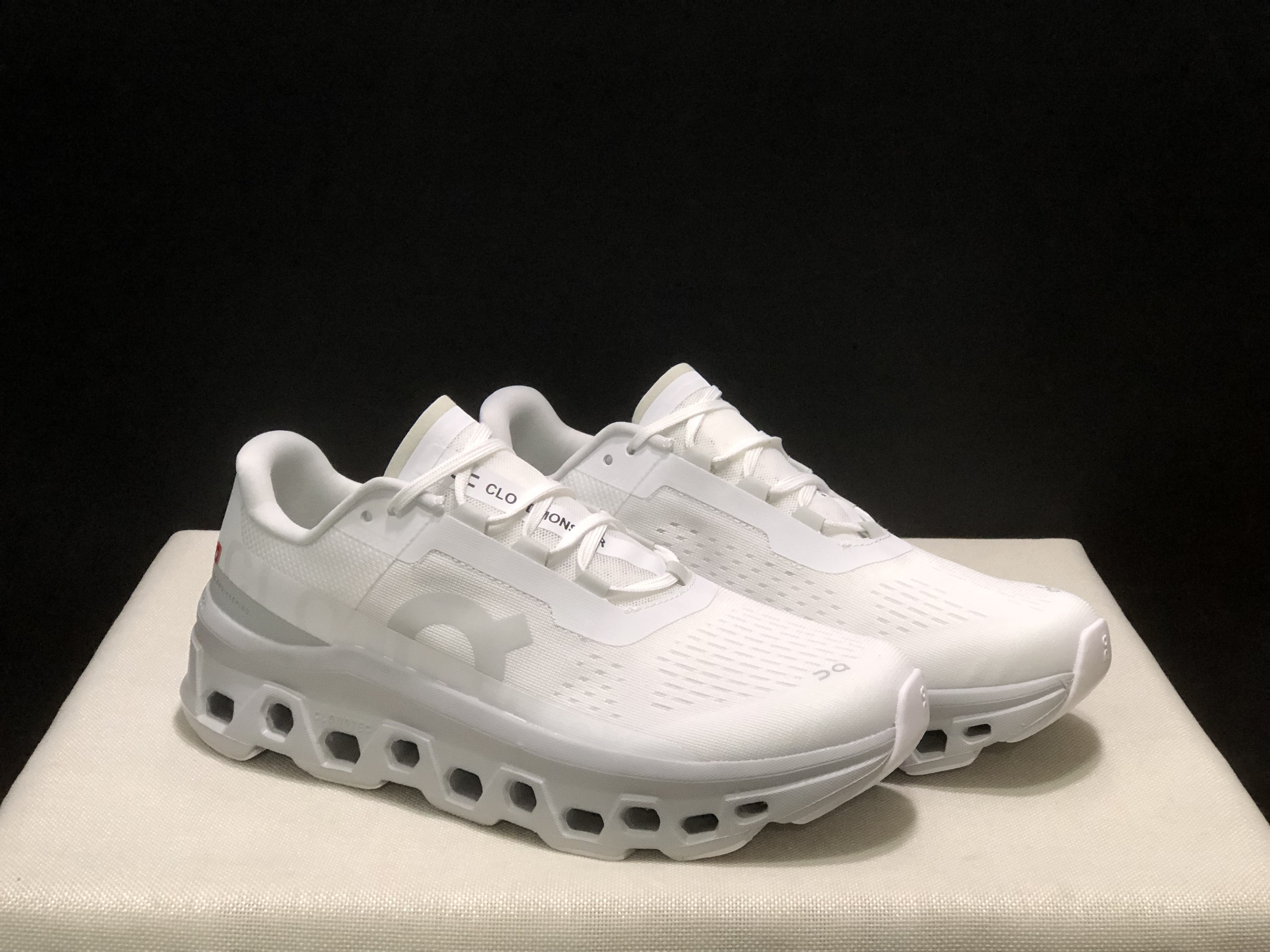 On Running Cloudmonster Anti-Slip Running Shoes White/Frost