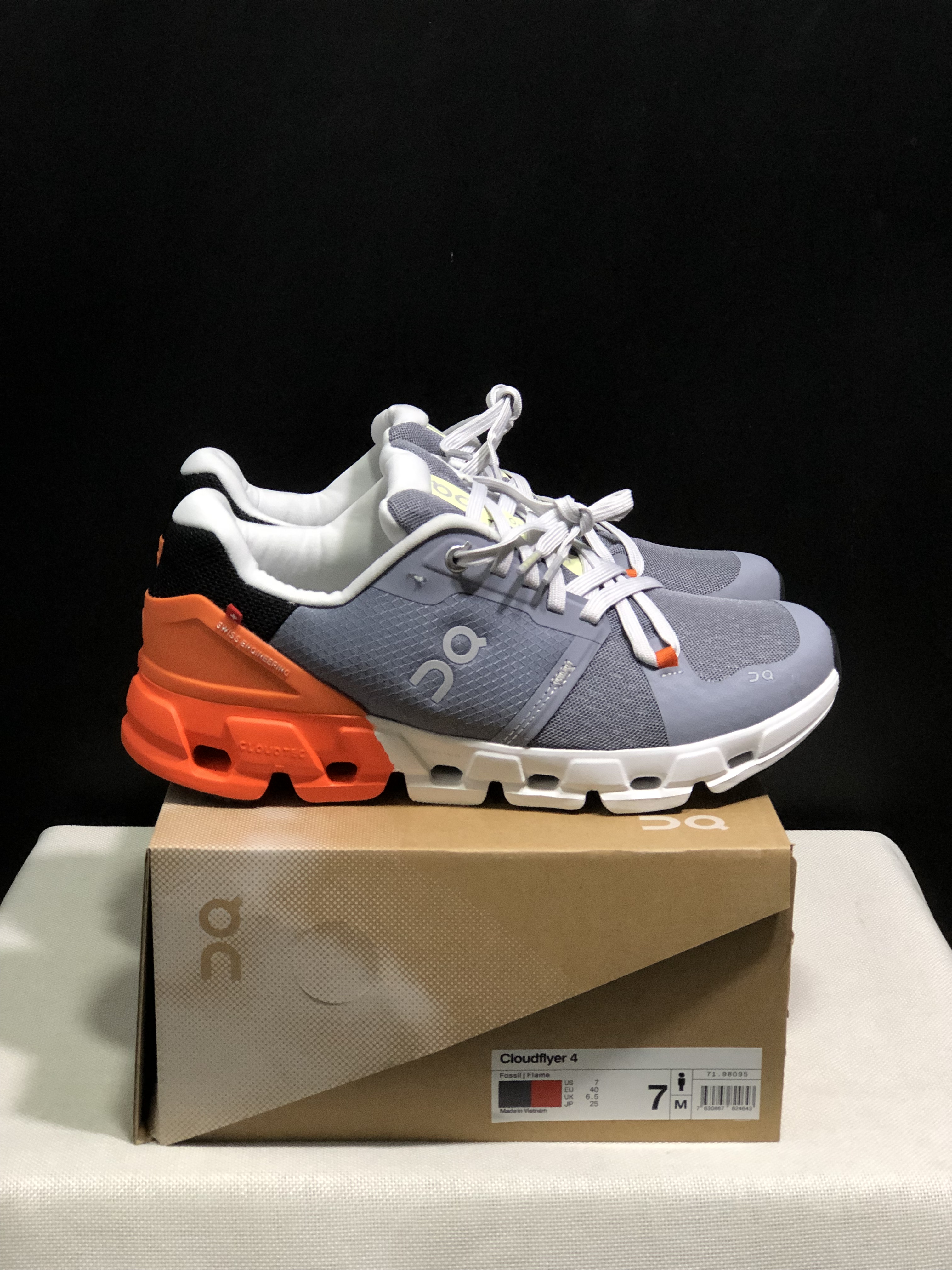 On Running Cloudflow 4 Shock-Absorbing And Wear-Resistant Running Shoes Fossil/Flame