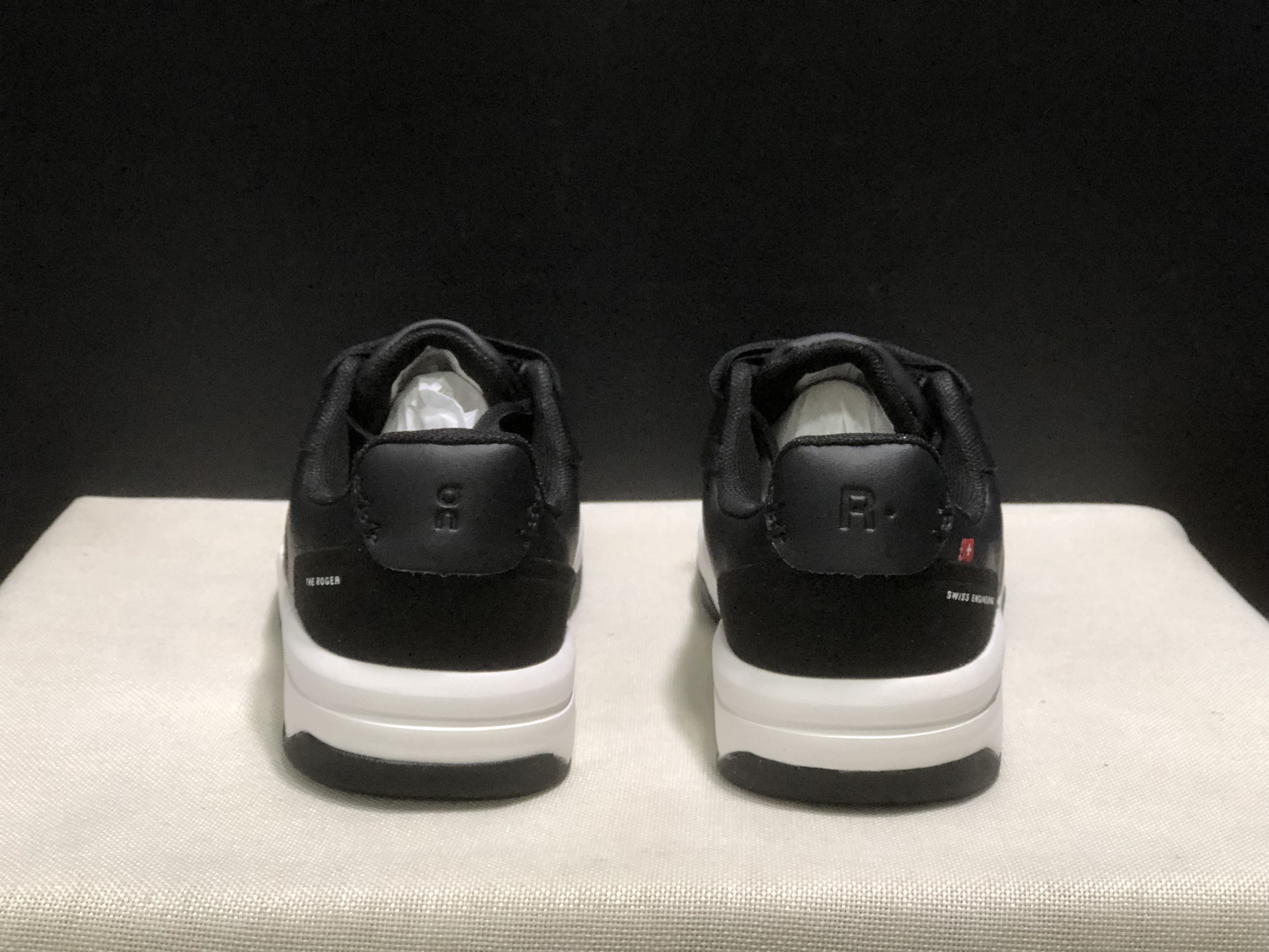 On Running The Roger Clubhouse Casual Sneakers Black/White