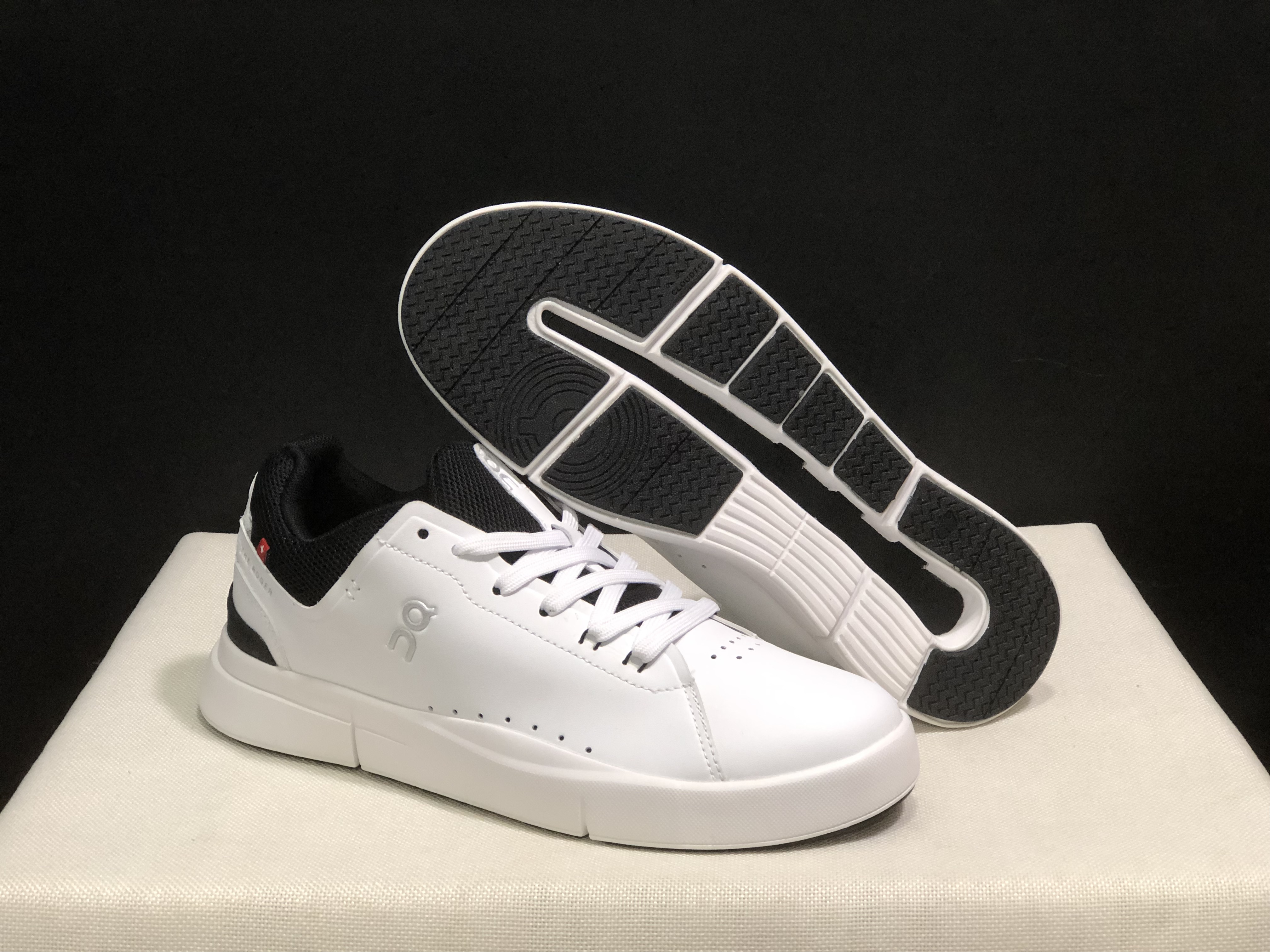 On Running The Roger Spin Board Shoes White/Black