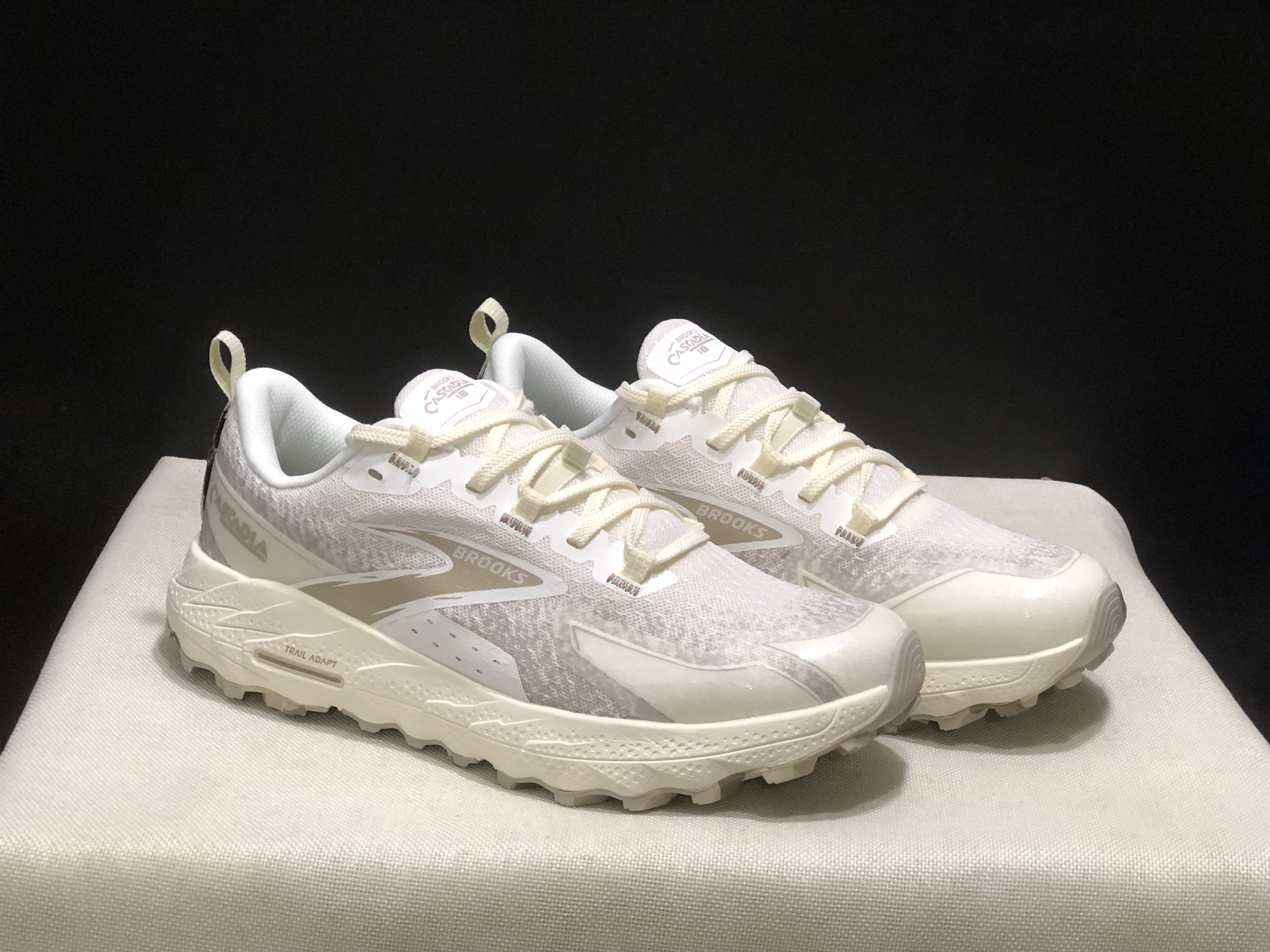 Brooks Cascadia 18 Low-top Running Shoes Coconut/Chateou/White