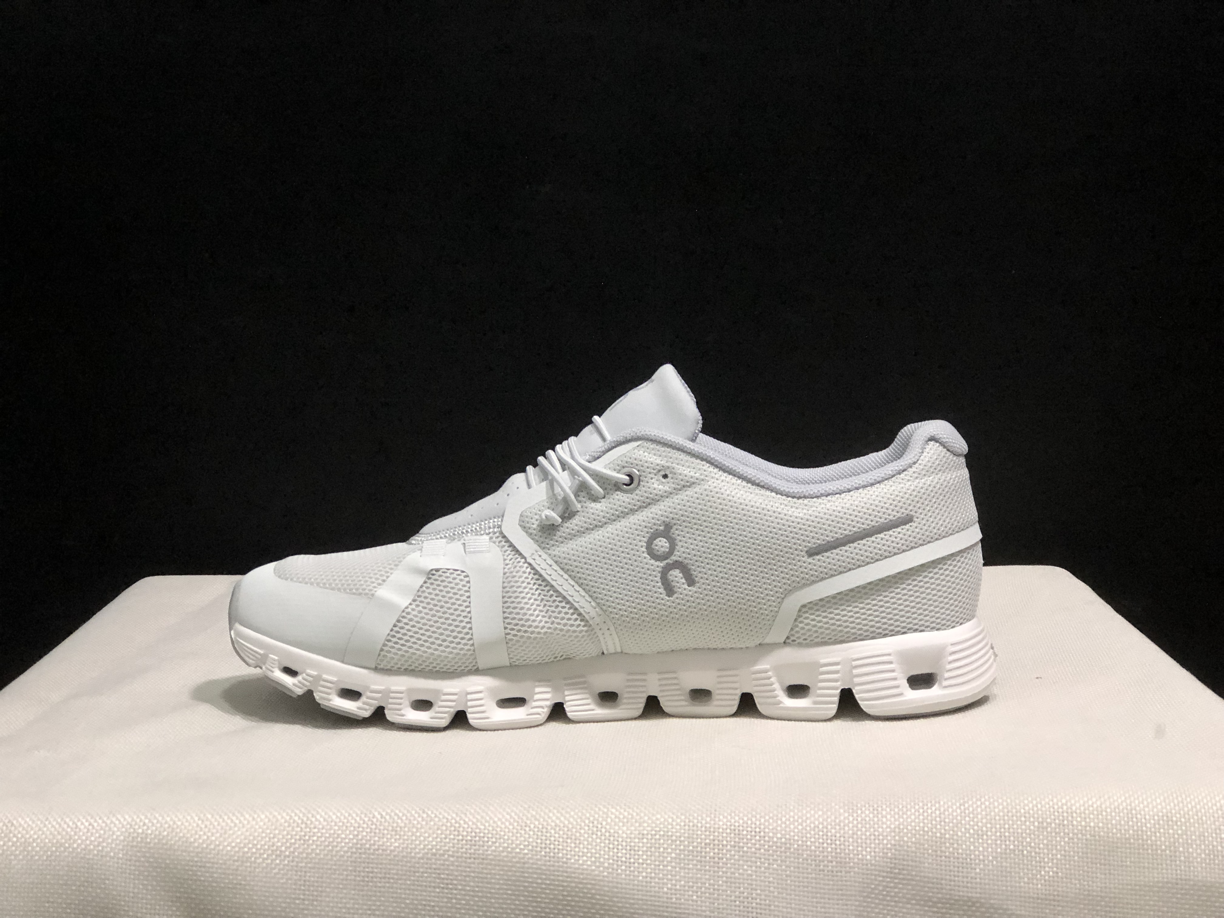 On Running Cloud 5 Lightweight Running Shoes White Asphait