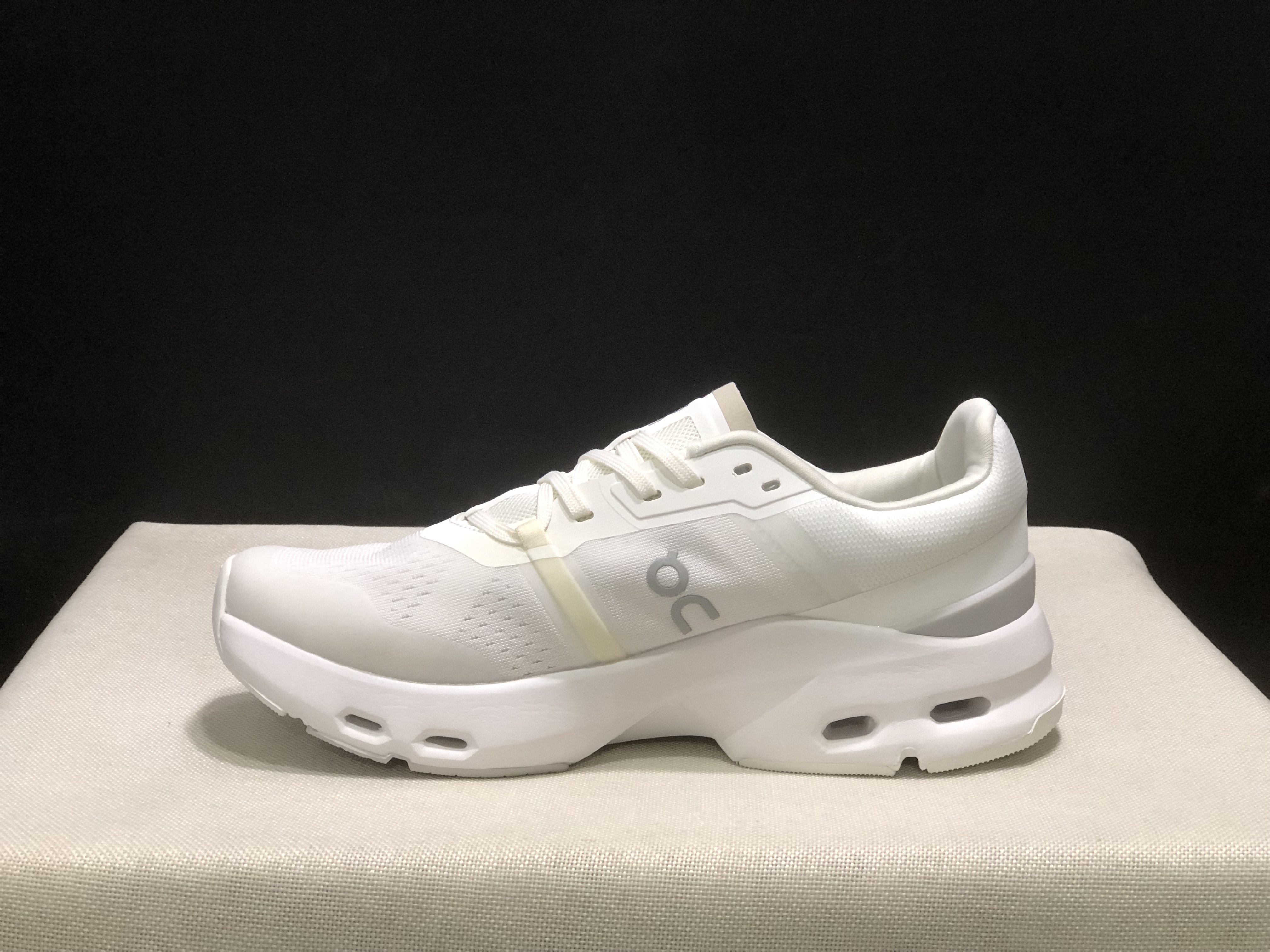 On Running Cloudpulse Comfortable Running Shoes White