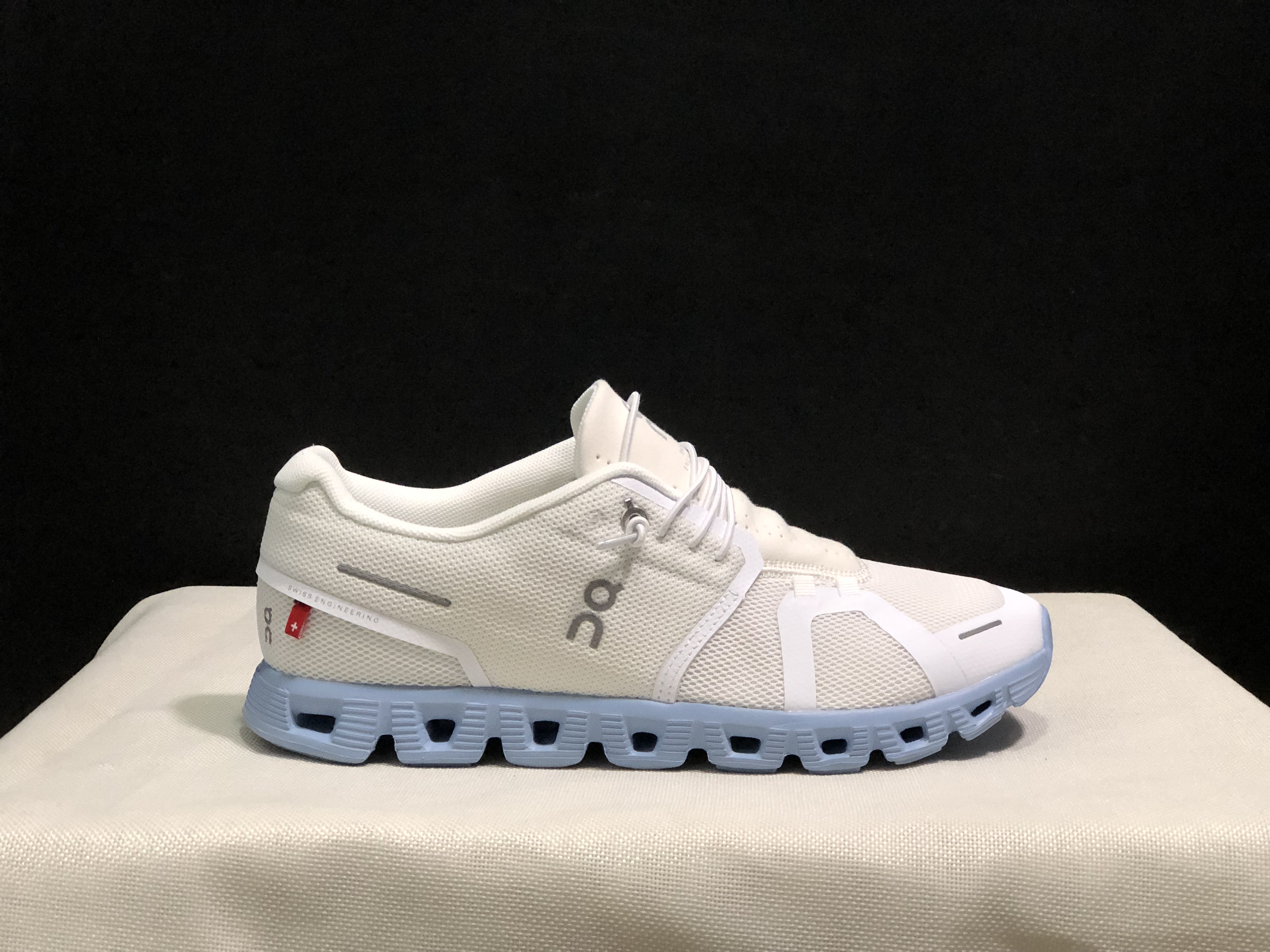 On Running Cloud 5 Lightweight Running Shoes Magnolia Alba