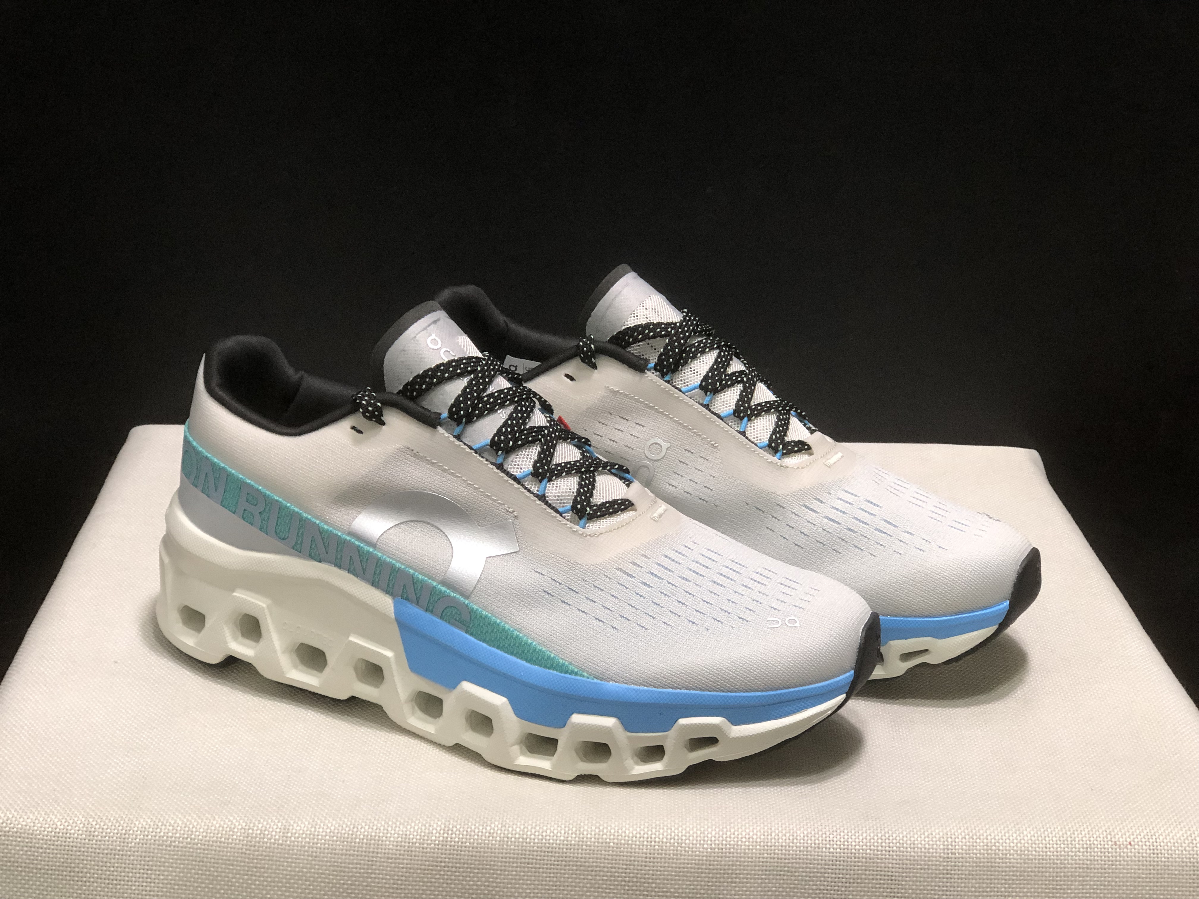 On Running Cloudmonster 2 Shock-Absorbing And Breathable Running Shoes Cream/Blue