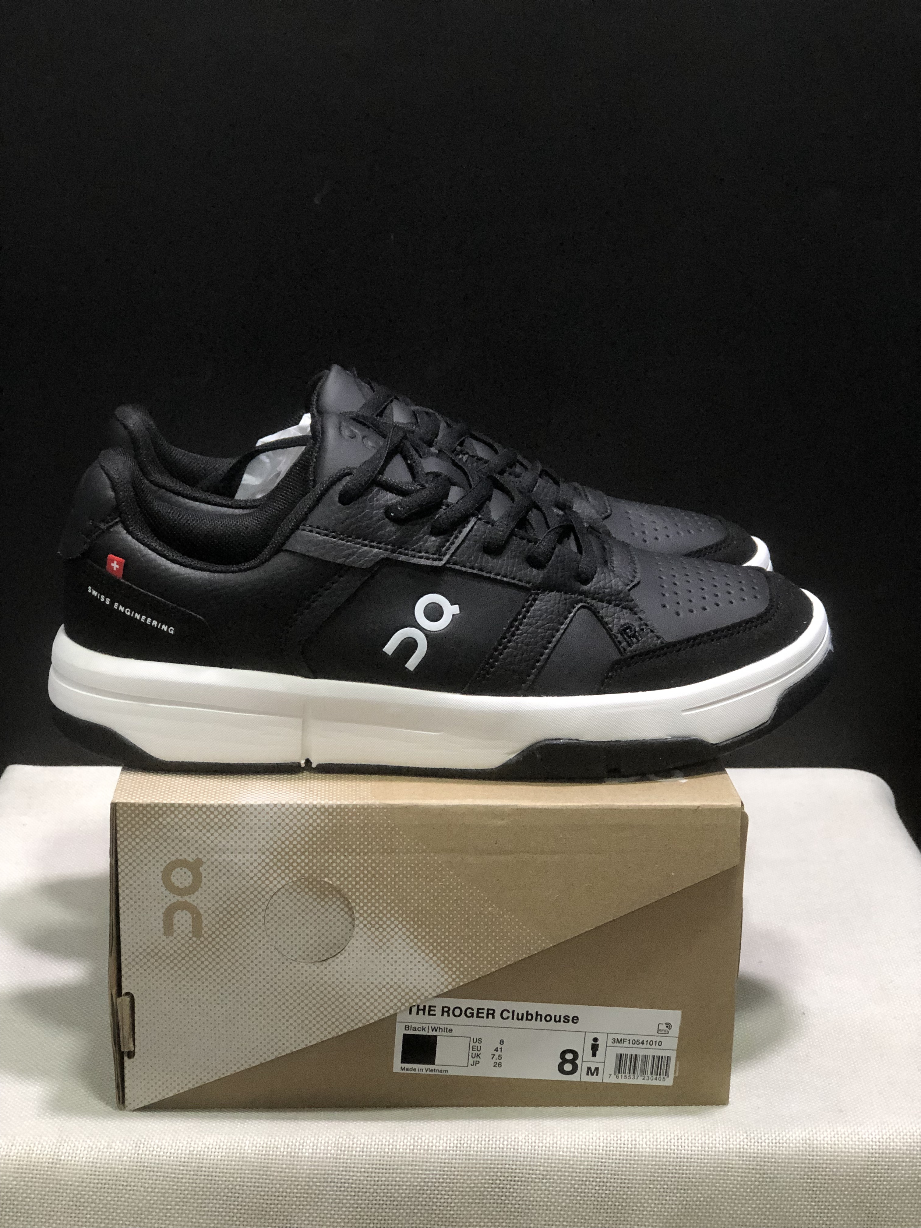 On Running The Roger Clubhouse Casual Sneakers Black/White