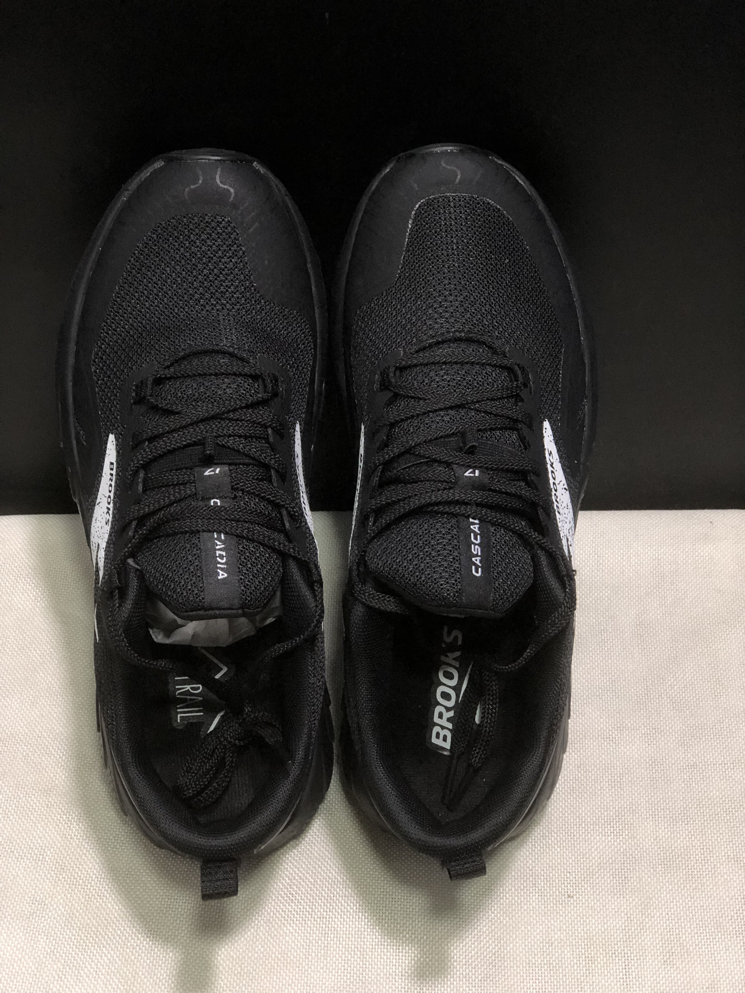 Brooks Cascadia 17 Trail Running Shoes Black/White