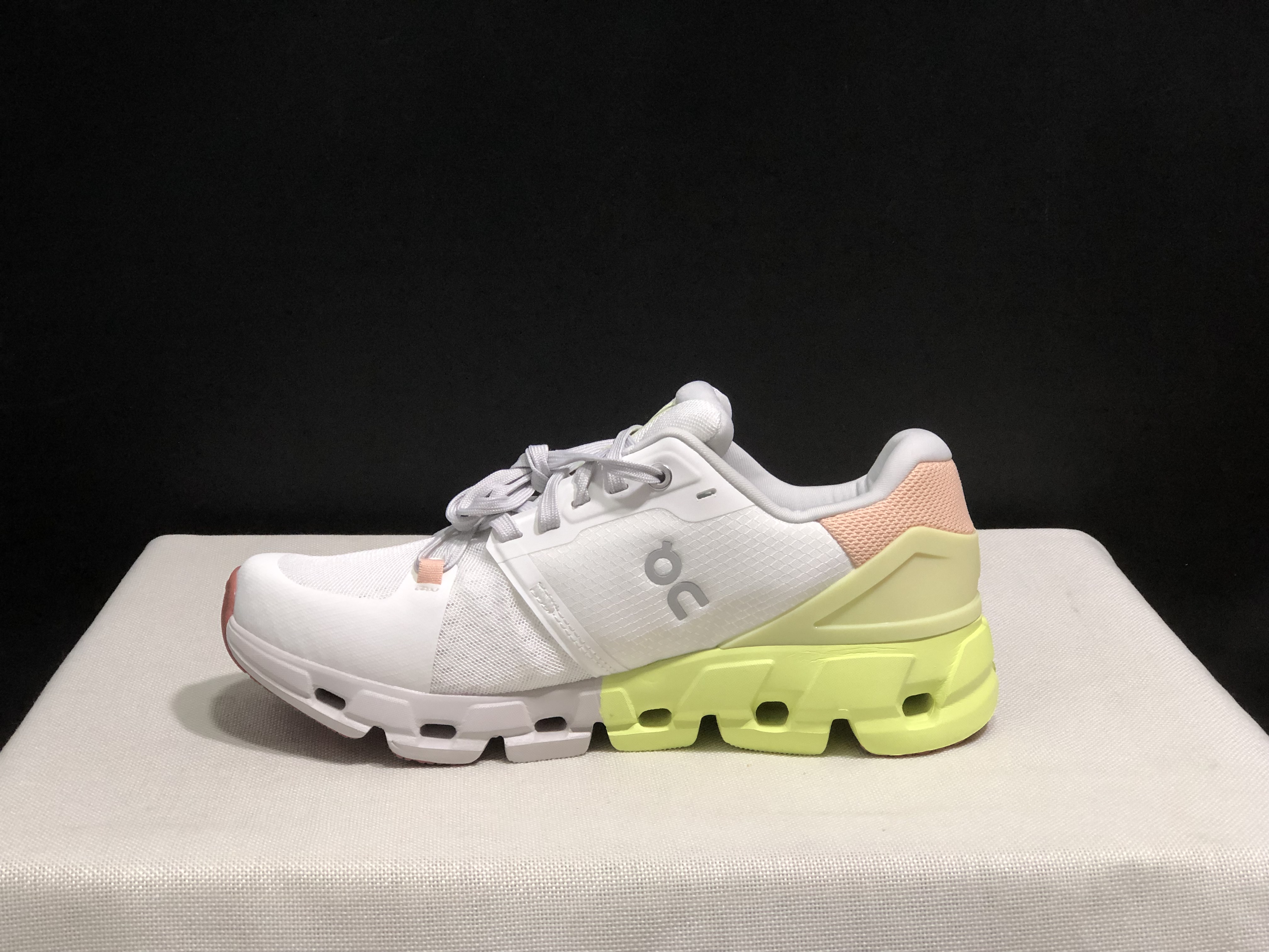 On Running Cloudflow 4 Shock-Absorbing And Wear-Resistant White/Hay Running Shoes