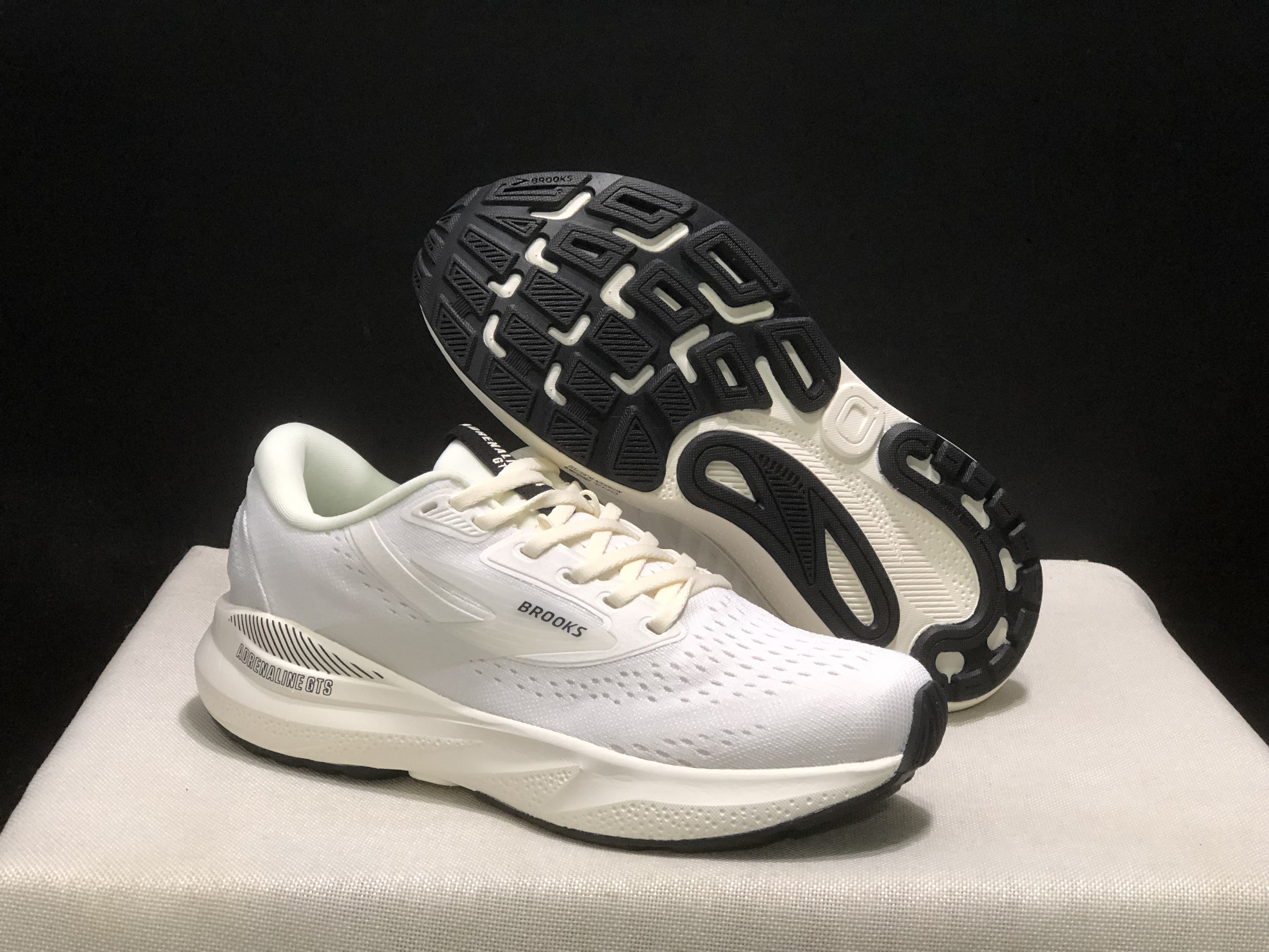 Brooks Adrenaline GTS 24 Casual Running Shoes Coconut/Black/White Sand