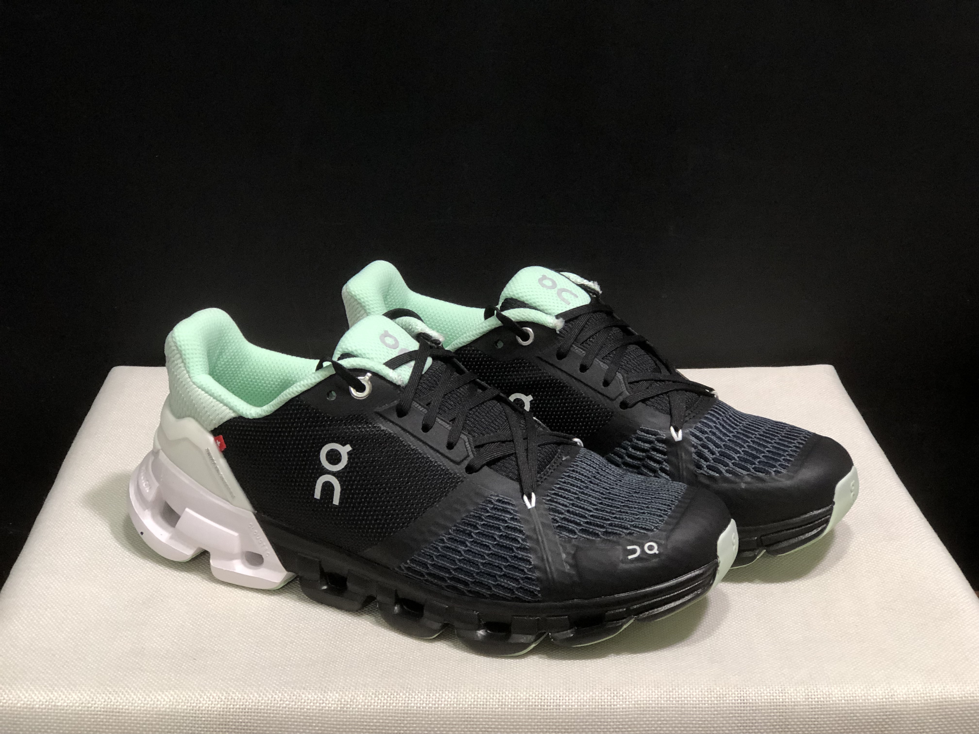 On Running Cloudflyer Shock-Absorbing Running Shoes Black/White/Light Green