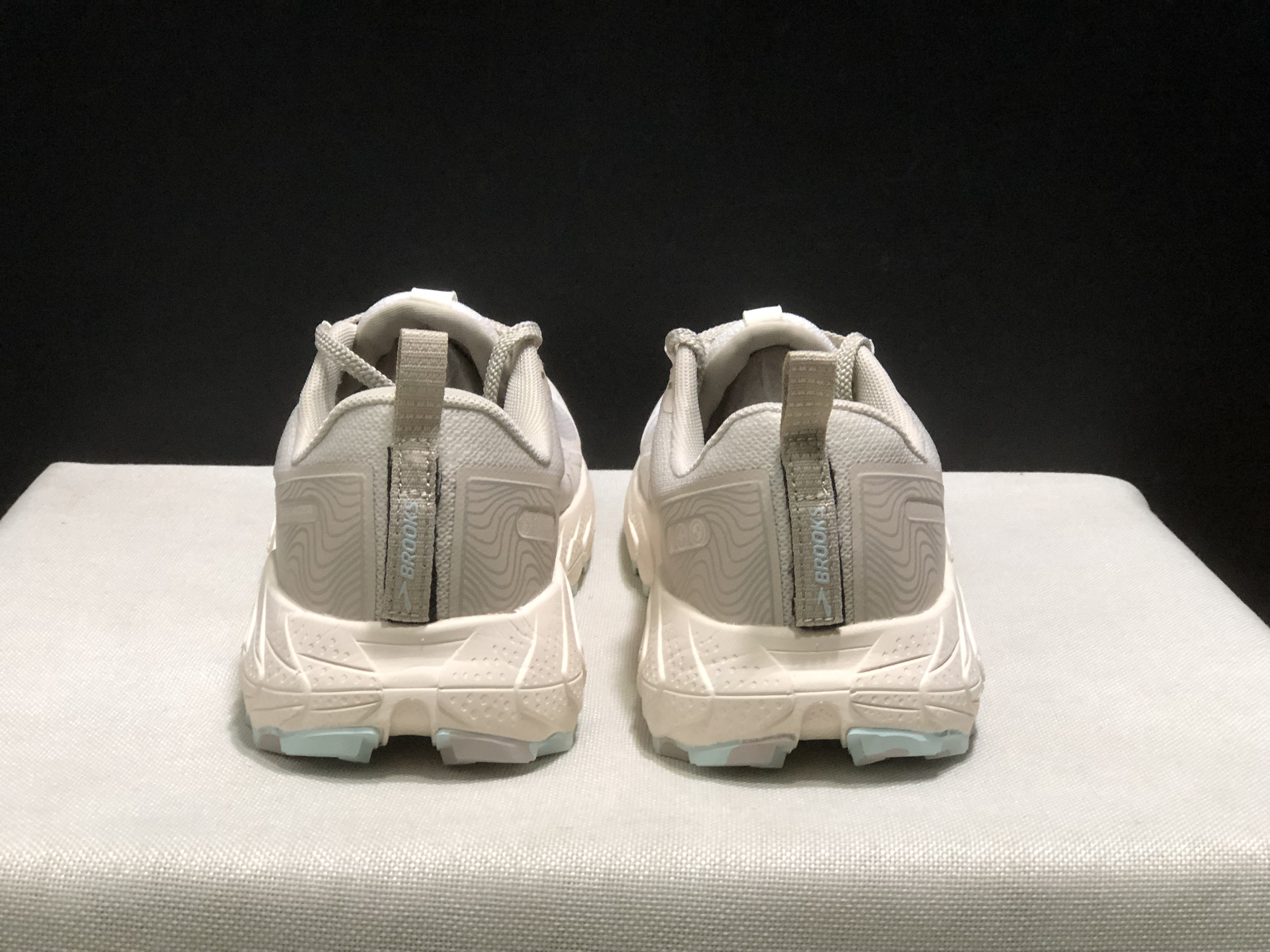 Brooks Cascadia 17 Trail Running Shoes Sand White Grey