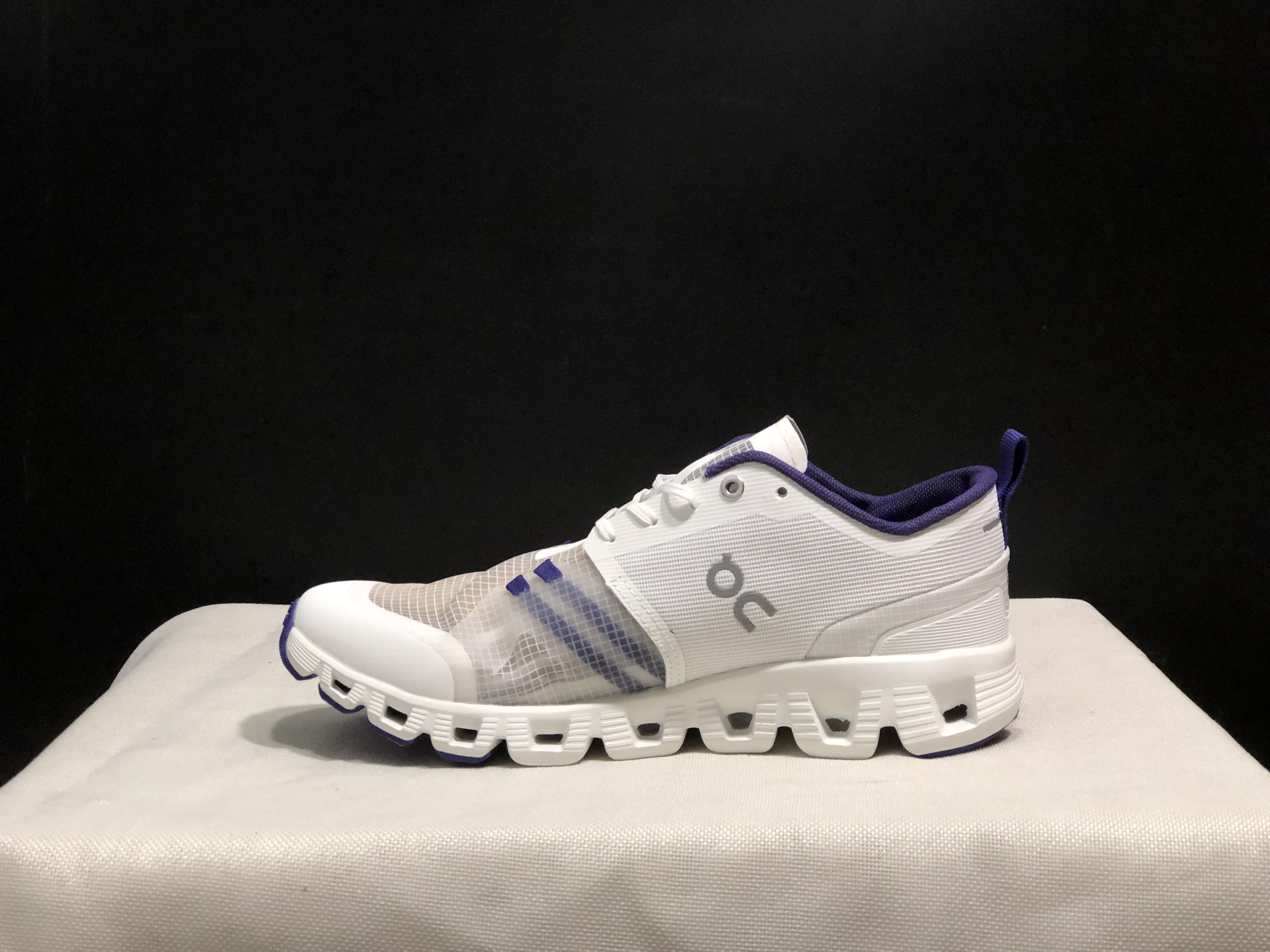 On Running Cloud X Shift Breathable And Shock-Absorbing Lightweight Running Shoes White/Purple