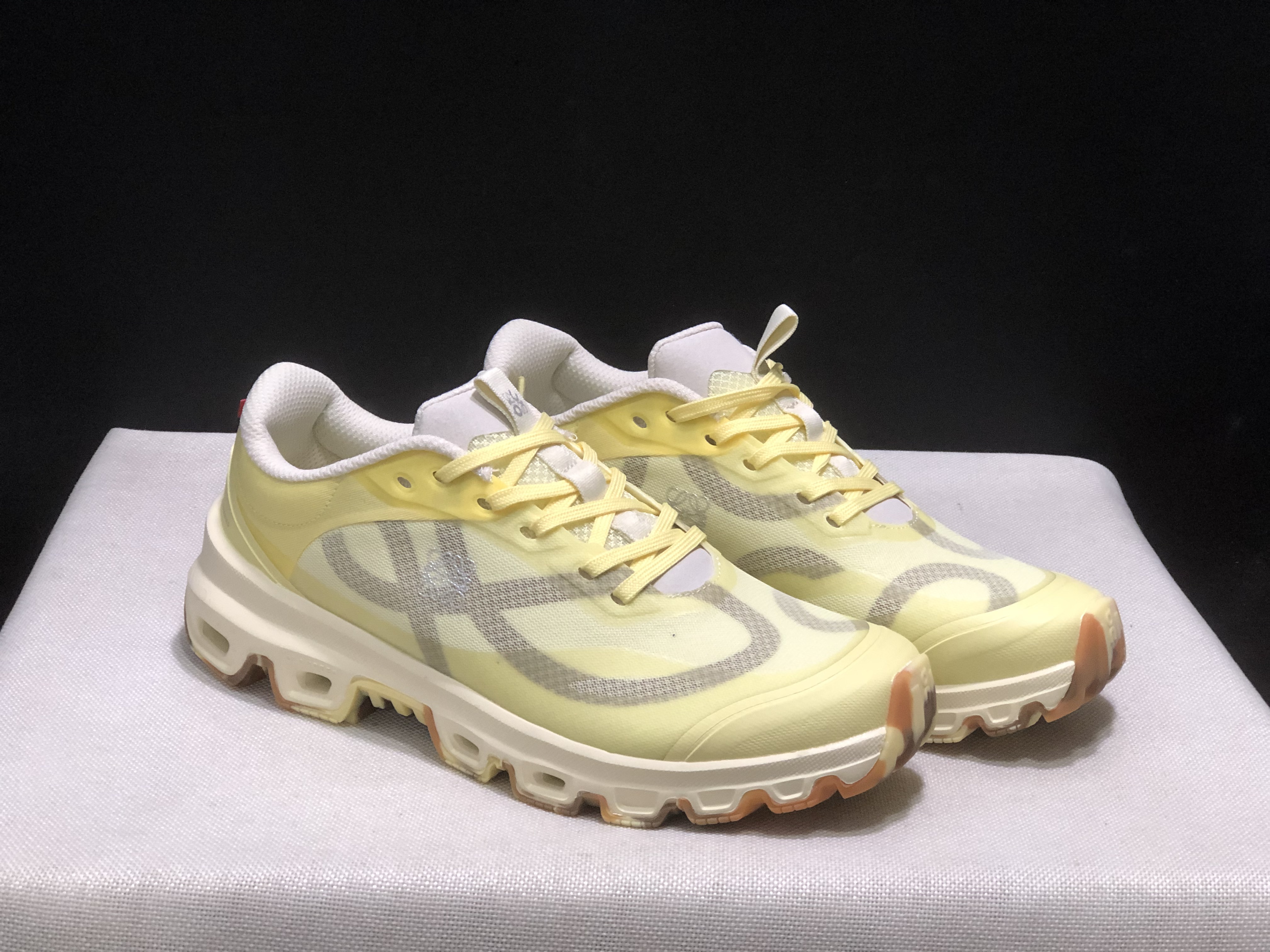 LOEWE x On Running Cloudventure 2.0 Running Shoes Co-Signed Edition Yellow