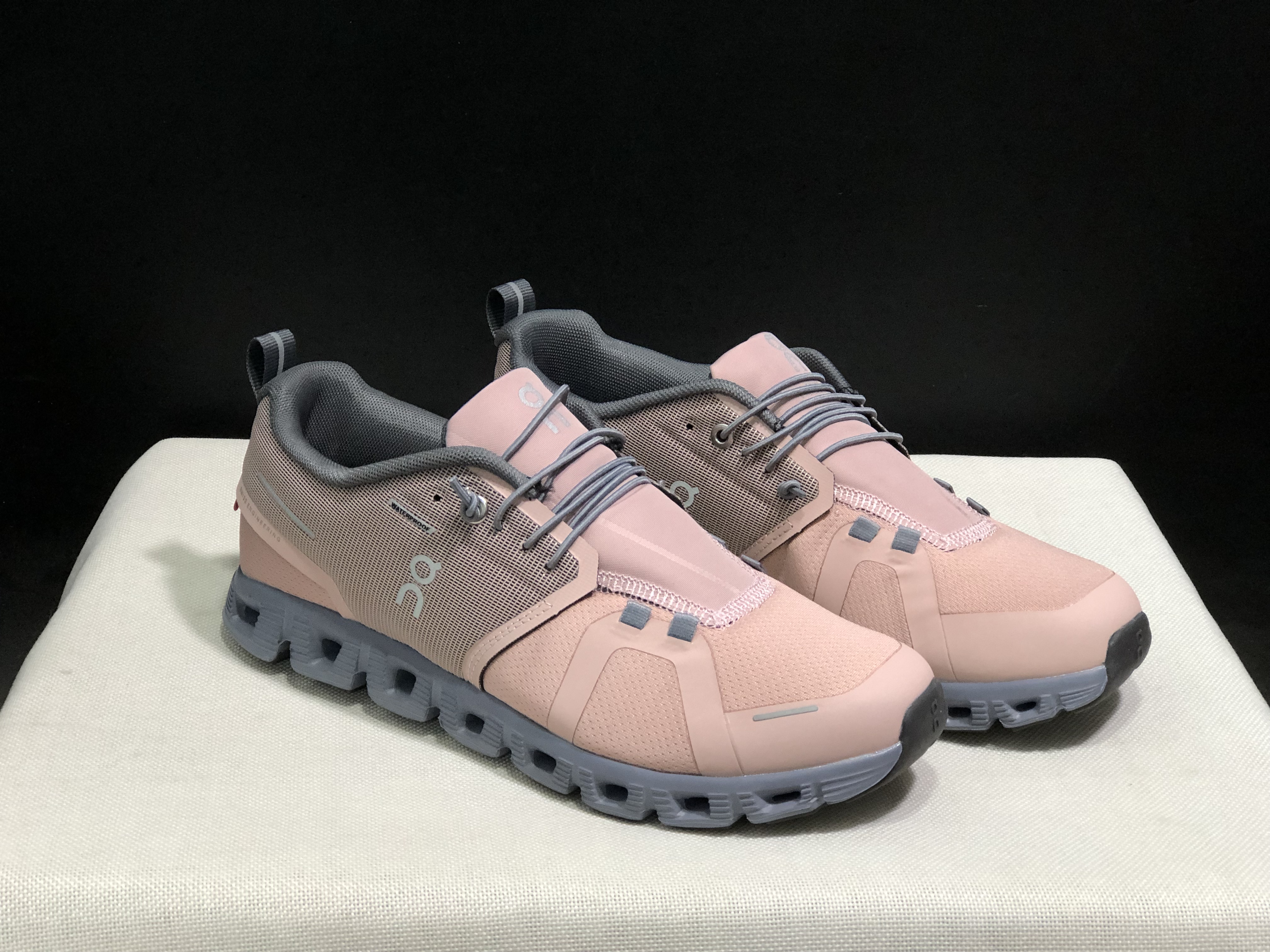 On Running Cloud 5 Lightweight Running Shoes Rose/Fossil