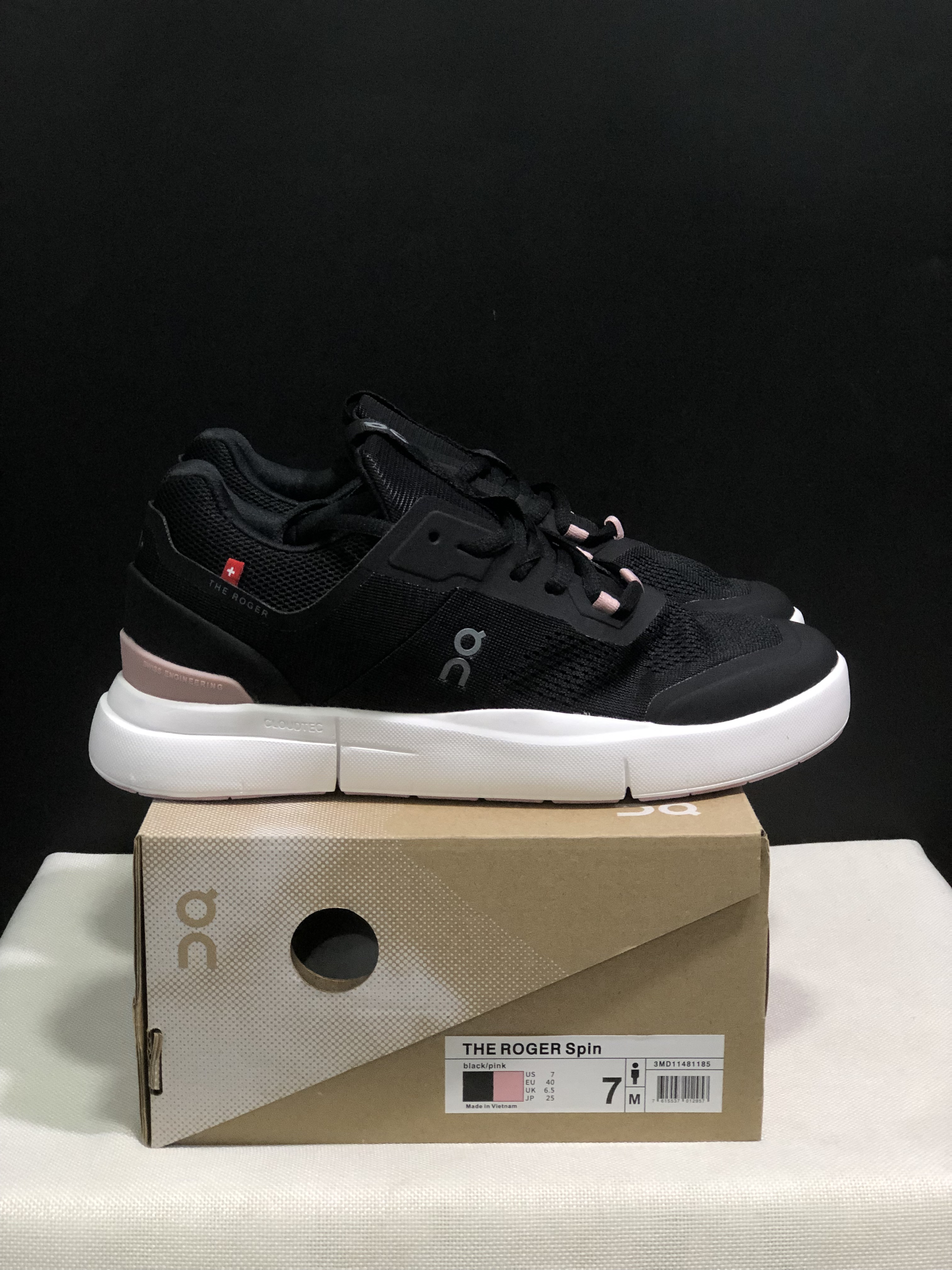 On Running The Roger Spin Breathable Mesh Sneakers Black/Pink Sole
