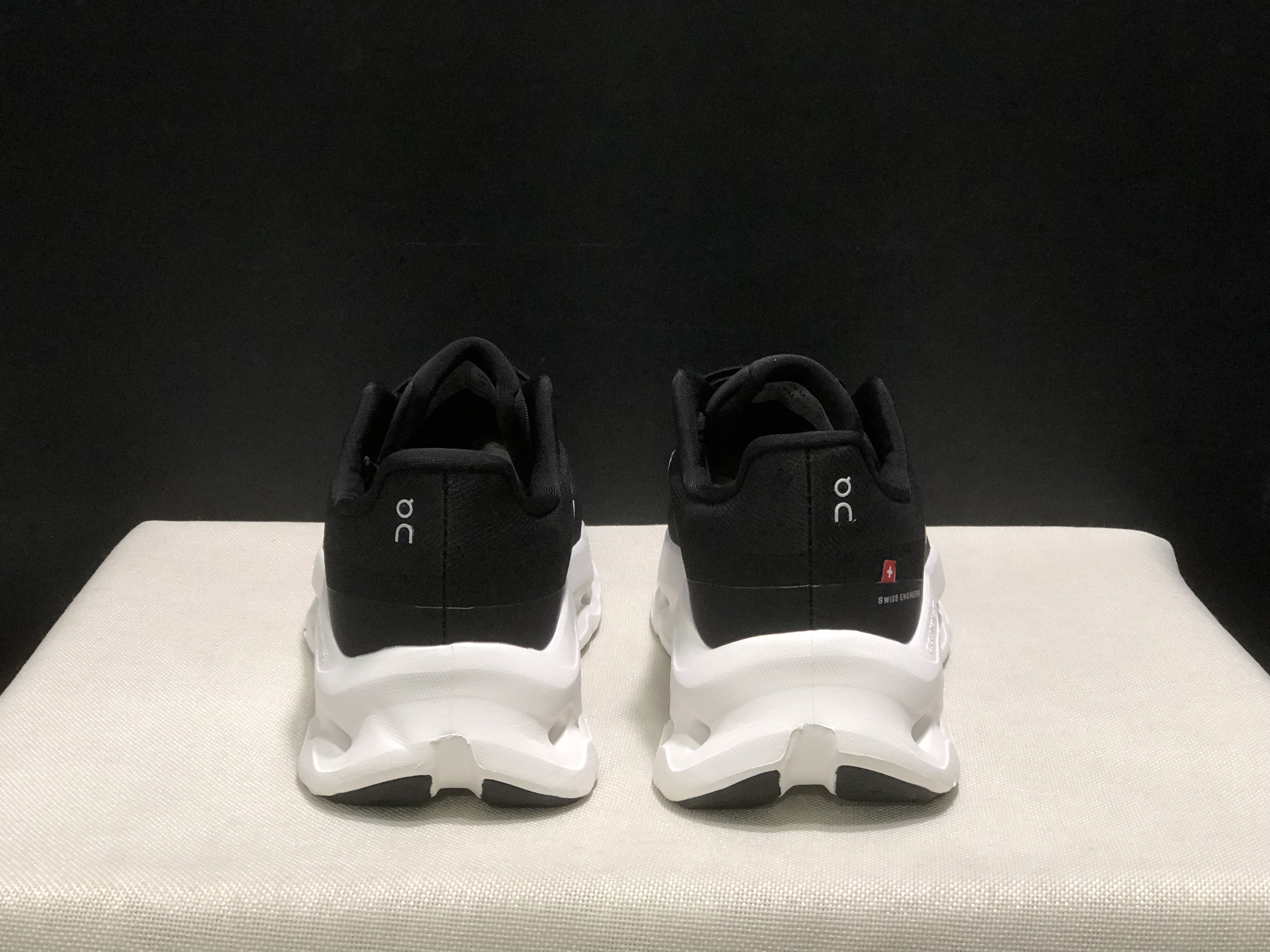 On Running Cloudtilt Durable White/Black Casual Life Shoes