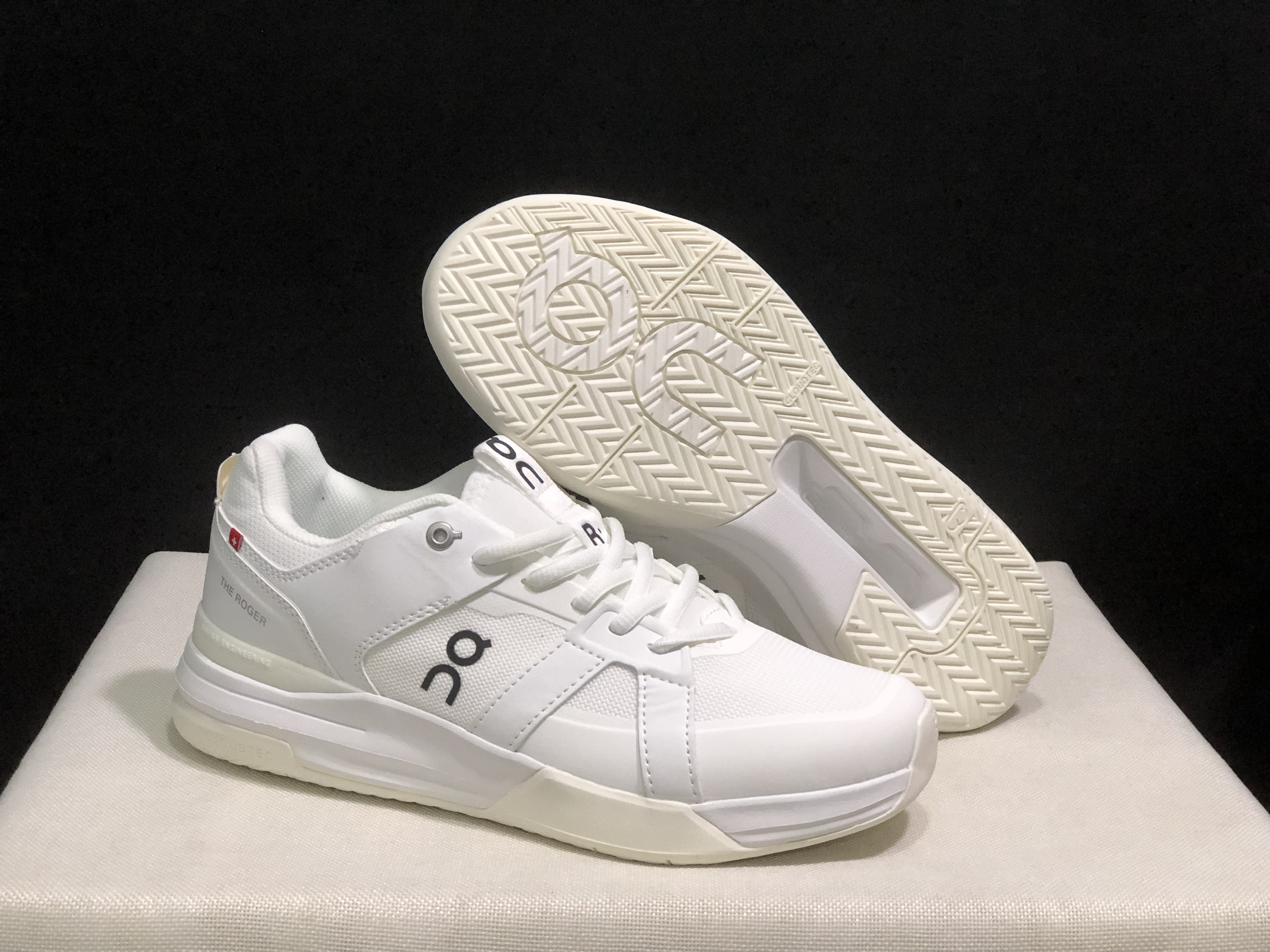 On Running The Roger Clubhouse Pro Anti-Slip Sports Shoes All White