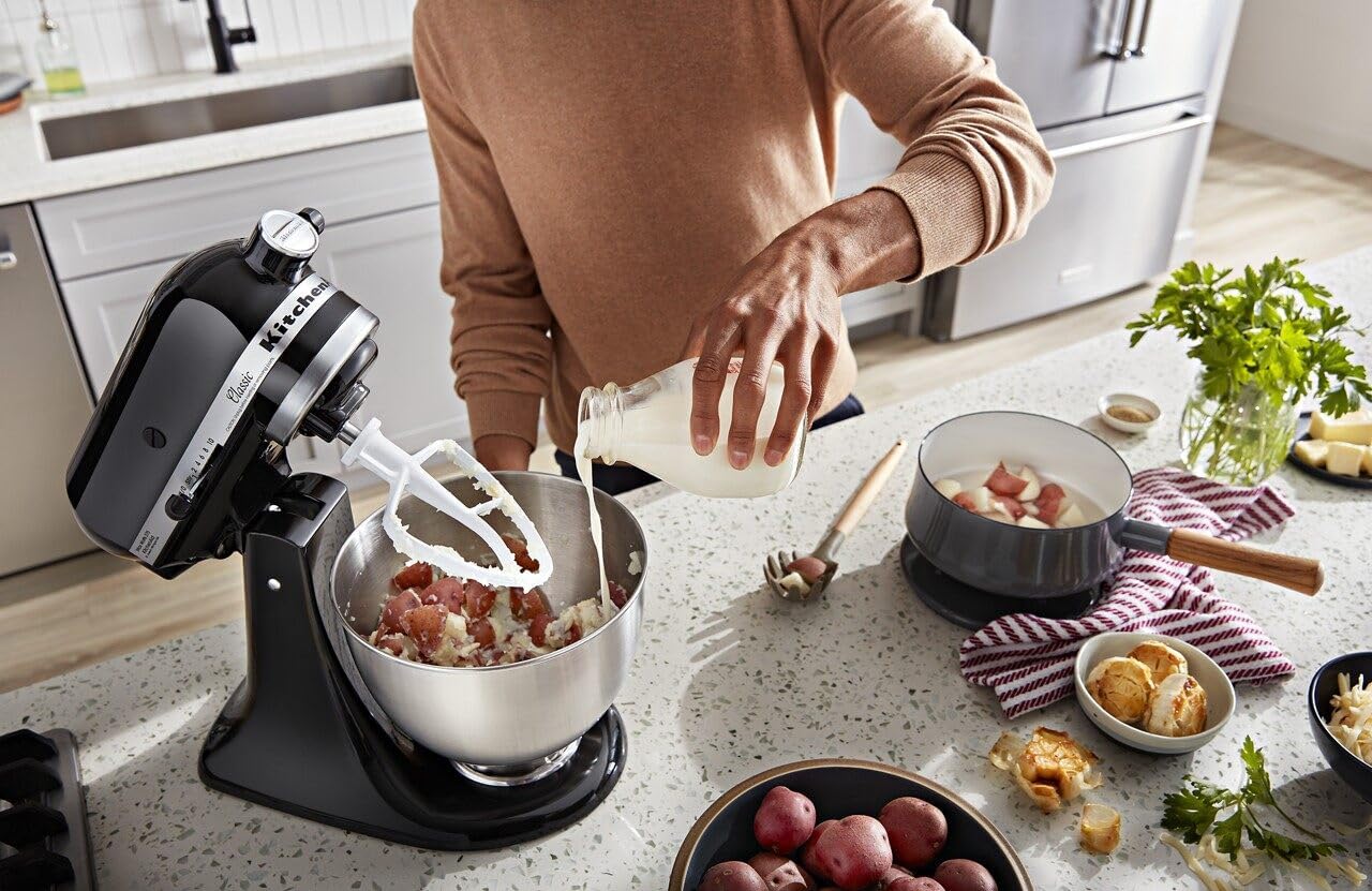 Classic Series 4.5 Quart Tilt-Head Mixer – White