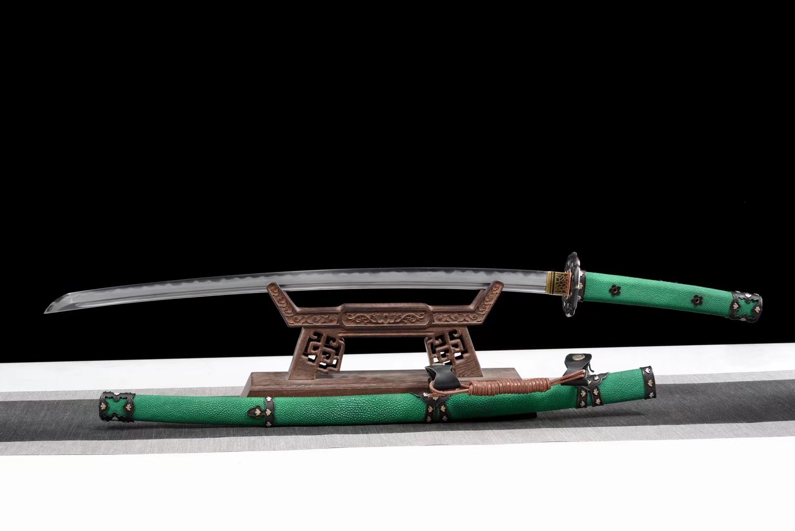 Tachi | Damascus Clay Tempered | Hand sharpened | Copper Gilded Glided silver Accessories | Ray-skin Sheath |  Ray-skin Handle | Real hamon | High performance | Razor sharp | Battle-ready | Full-tang - Spartan Blades Club - 陳氏劍莊1892