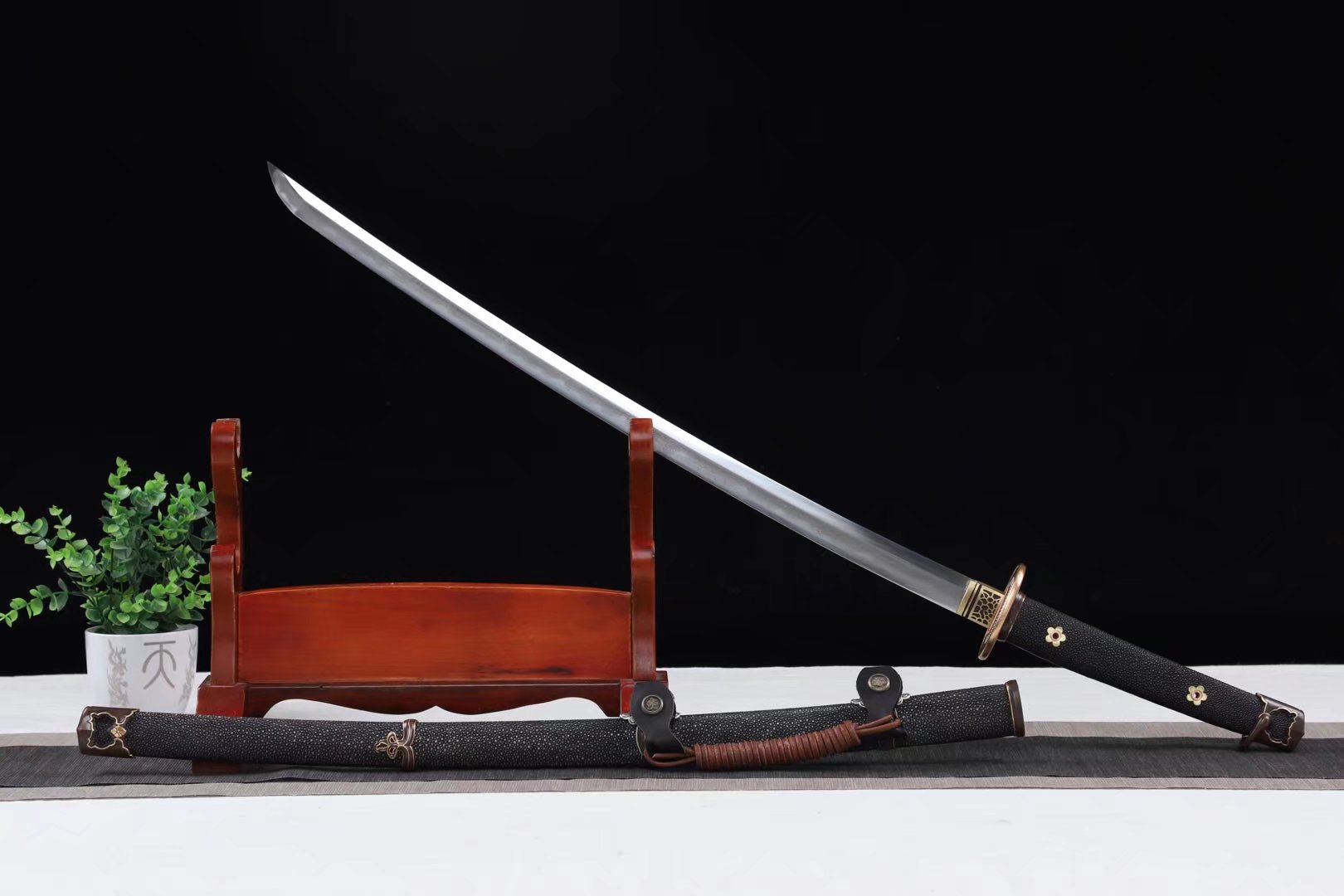 Tachi | Damascus Clay Tempered | Hand sharpened | Ray-skin Sheath | Ray-skin Handle | Copper Gilded Glided silver Accessories | High performance | Battle-ready | Full-tang - Spartan Blades Club - 陳氏劍莊1892