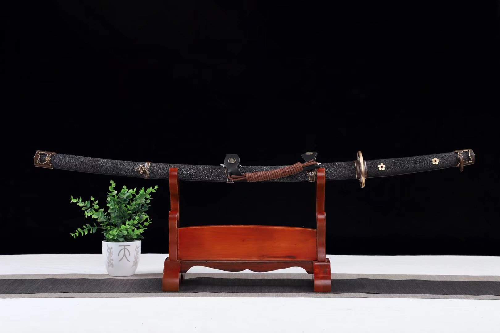 Tachi | Damascus Clay Tempered | Hand sharpened | Ray-skin Sheath | Ray-skin Handle | Copper Gilded Glided silver Accessories | High performance | Battle-ready | Full-tang - Spartan Blades Club - 陳氏劍莊1892