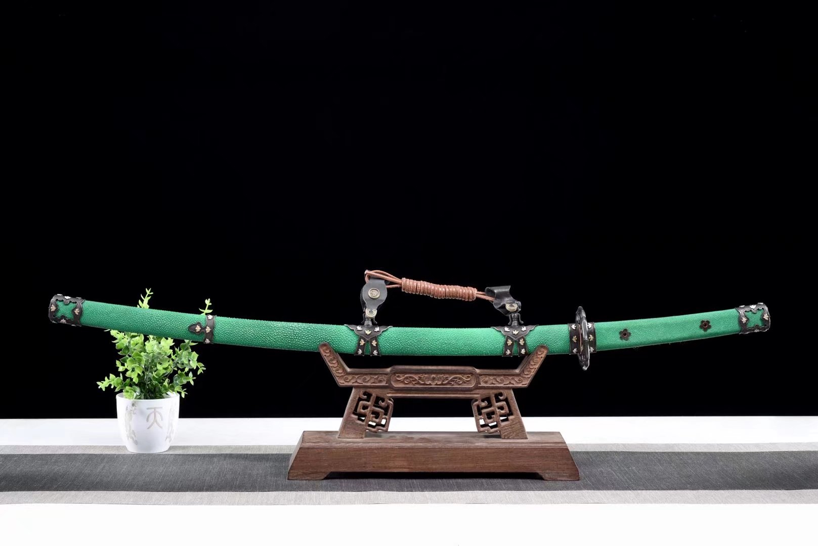 Tachi | Damascus Clay Tempered | Hand sharpened | Copper Gilded Glided silver Accessories | Ray-skin Sheath |  Ray-skin Handle | Real hamon | High performance | Razor sharp | Battle-ready | Full-tang - Spartan Blades Club - 陳氏劍莊1892