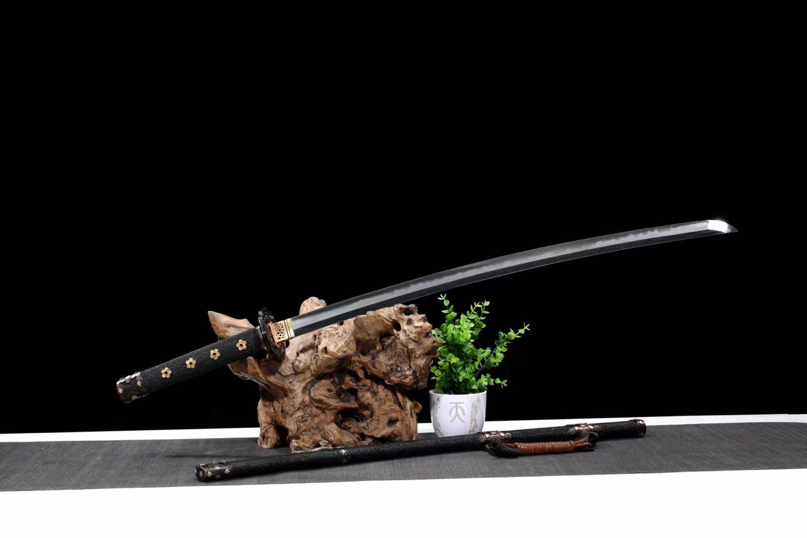 Tachi | Damascus Clay Tempered | Ray-skin Sheath | Ray-skin Handle | Copper Gilded Glided silver | High performance | Battle-ready | Razor sharp | Full-tang - Spartan Blades Club - 陳氏劍莊1892