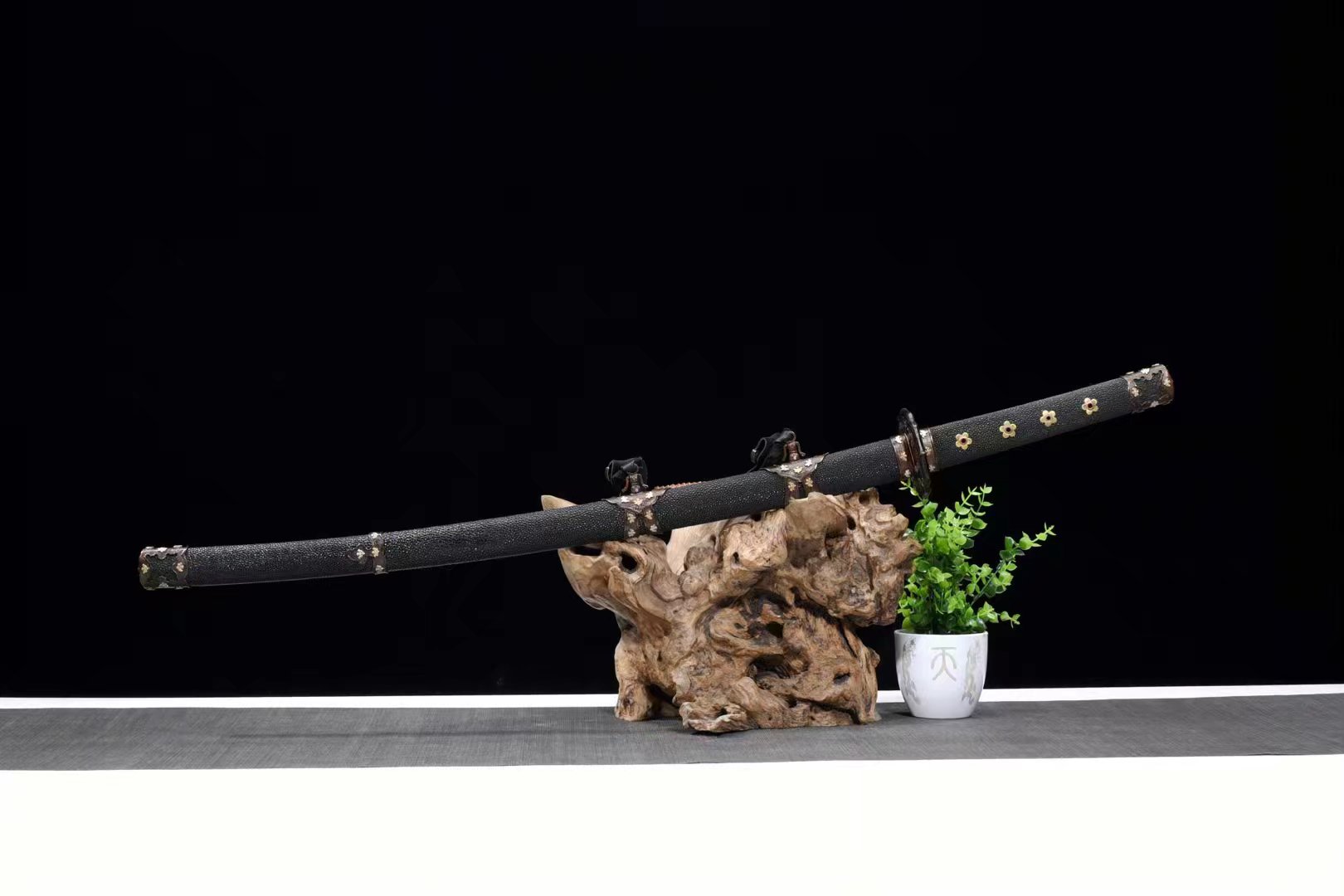 Tachi | Damascus Clay Tempered | Ray-skin Sheath | Ray-skin Handle | Copper Gilded Glided silver | High performance | Battle-ready | Razor sharp | Full-tang - Spartan Blades Club - 陳氏劍莊1892