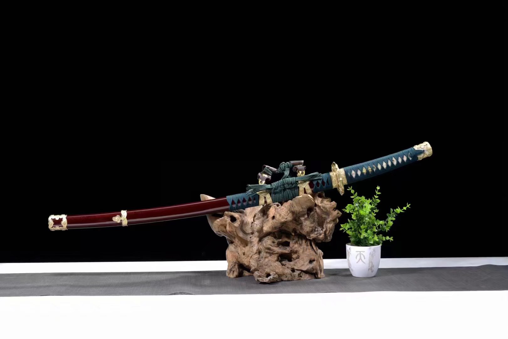 Tachi | Damascus Steel - Clay Tempered | Copper Accessories | Wooden Lacquer Sheath | Ray-skin Handle | Real hamon | Hand forged | High performance | Razor sharp | Battle-ready | Full-tang - Spartan Blades Club - 陳氏劍莊1892