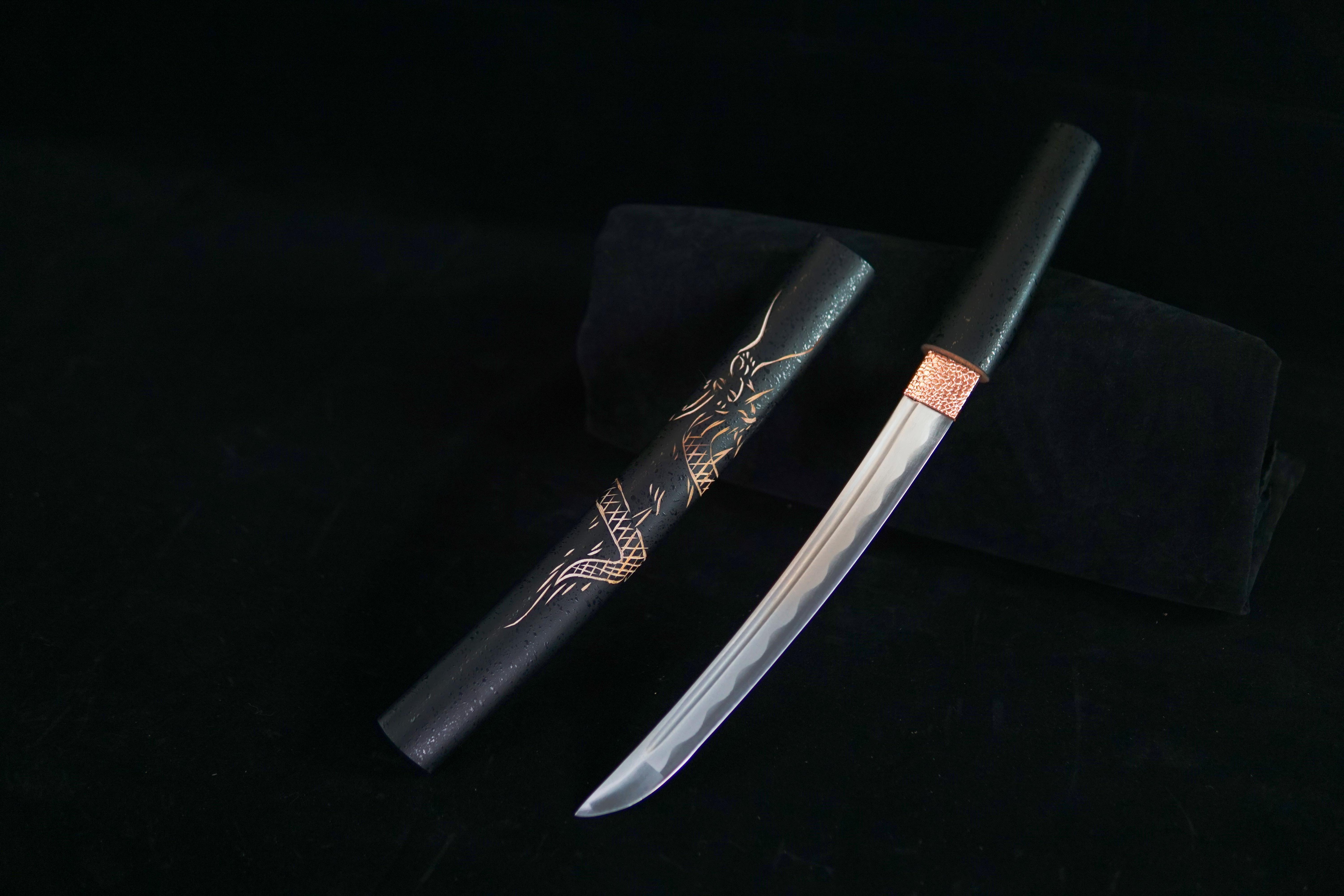 TK09-Dragon's Fury（怒龙） Tanto | Carbon steel | Hand forged sharpened | Wooden Lacquer Sheath | Wooden Lacquer Handle | Copper Accessories | Full-tang | Battle-ready | Razor sharp | High performance - Spartan Blades Club - 陳氏劍莊1892