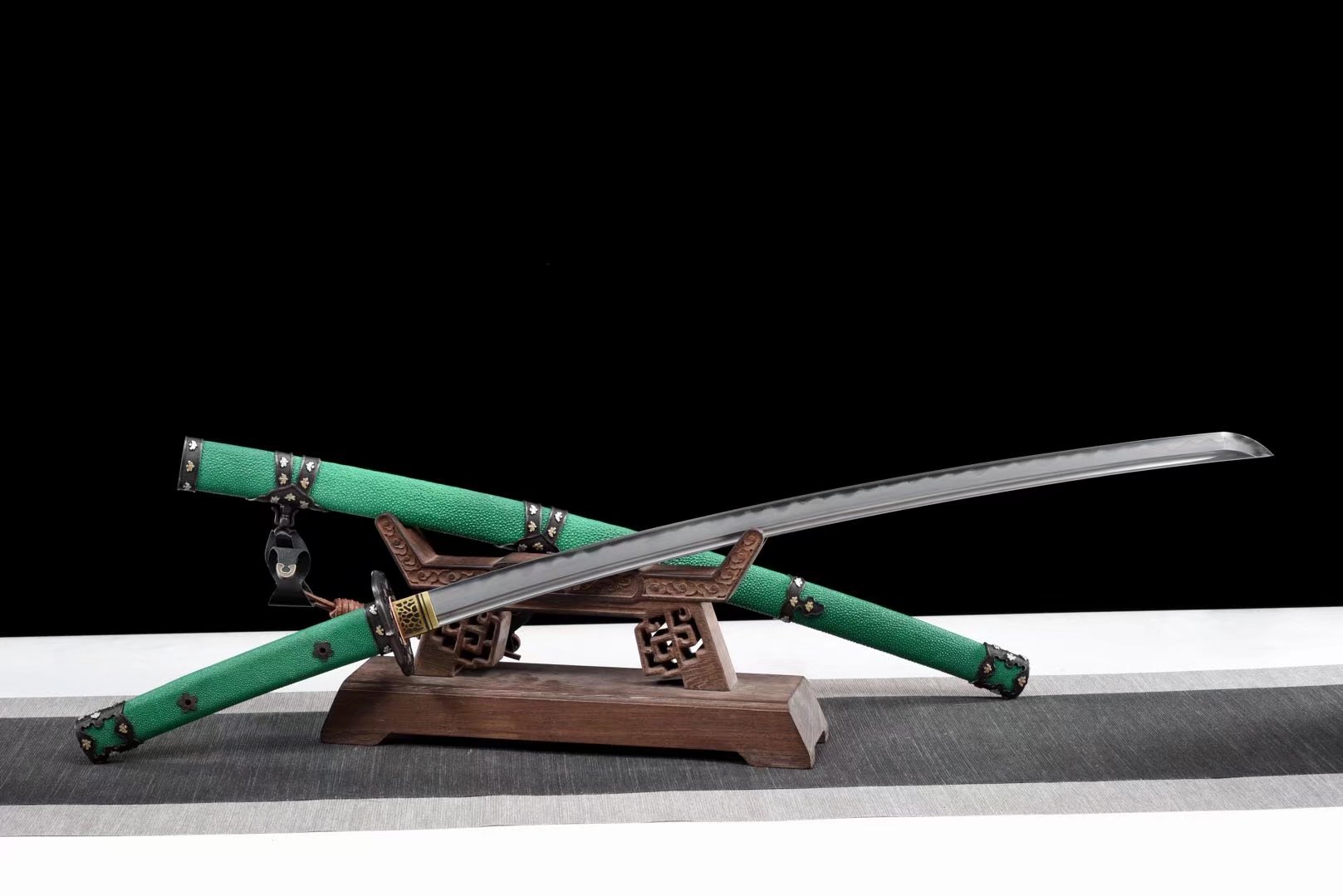 Tachi | Damascus Clay Tempered | Hand sharpened | Copper Gilded Glided silver Accessories | Ray-skin Sheath |  Ray-skin Handle | Real hamon | High performance | Razor sharp | Battle-ready | Full-tang - Spartan Blades Club - 陳氏劍莊1892