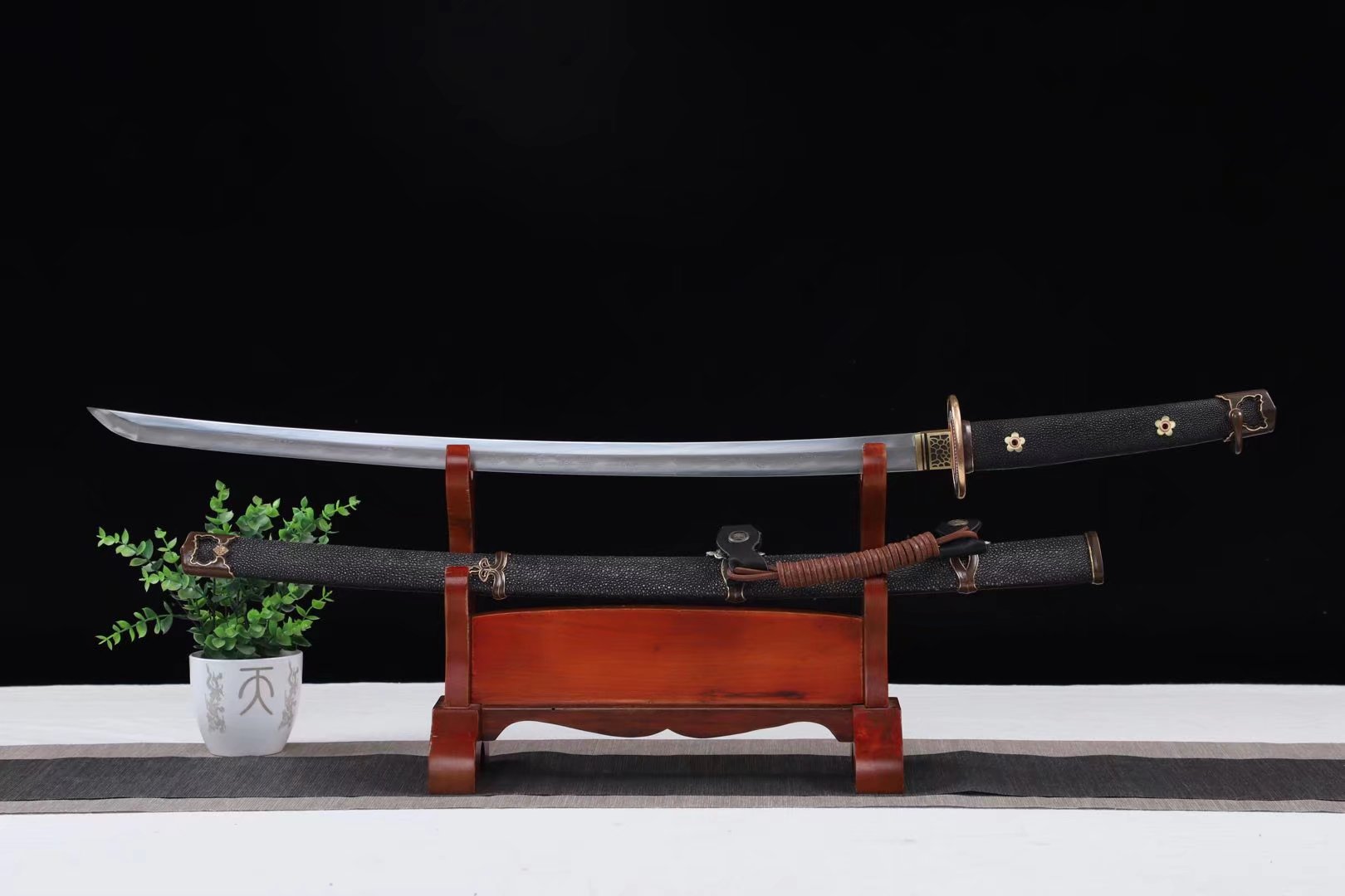 Tachi | Damascus Clay Tempered | Hand sharpened | Ray-skin Sheath | Ray-skin Handle | Copper Gilded Glided silver Accessories | High performance | Battle-ready | Full-tang - Spartan Blades Club - 陳氏劍莊1892