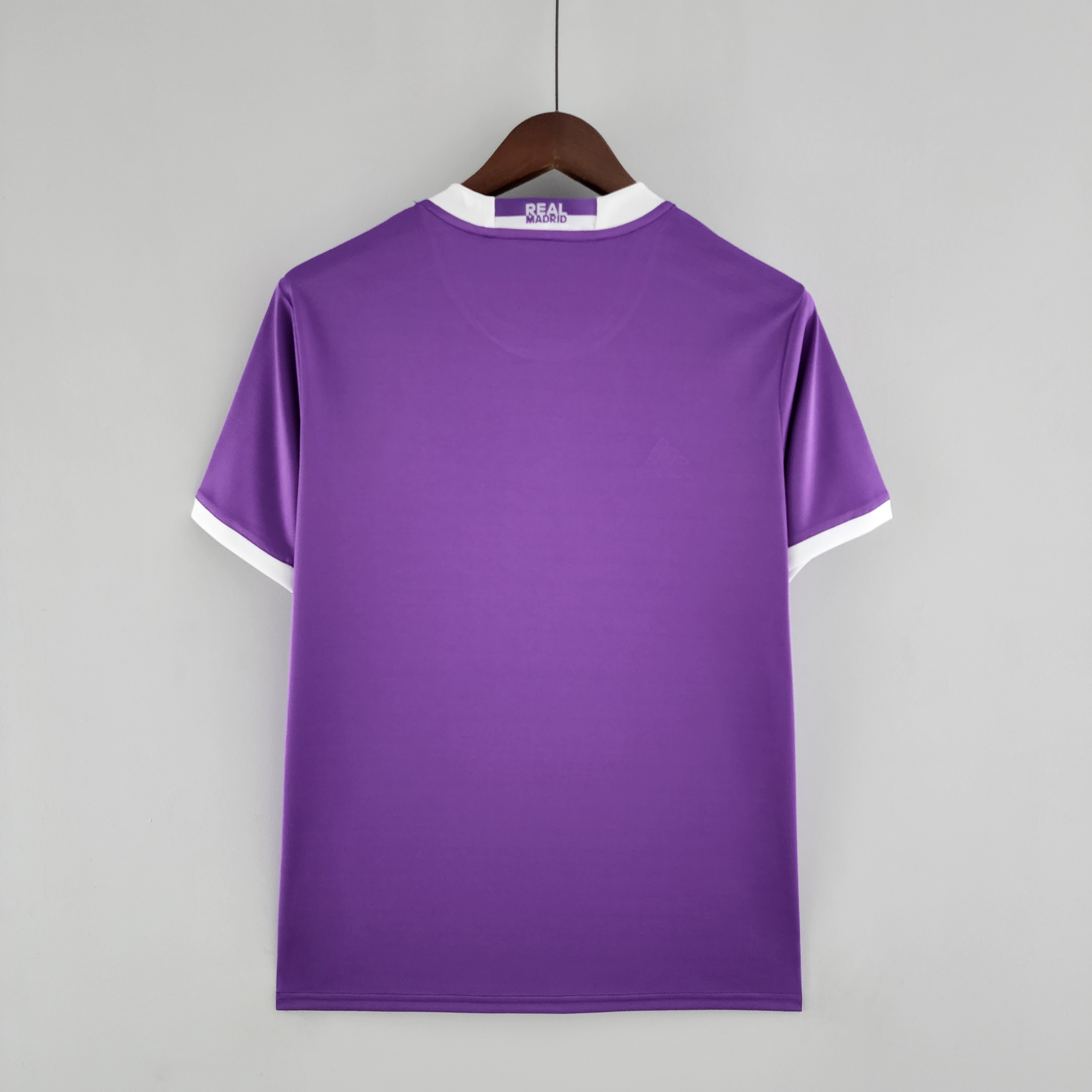 Retro  Real M&alpha;drid 2016/17 Away Purple 3