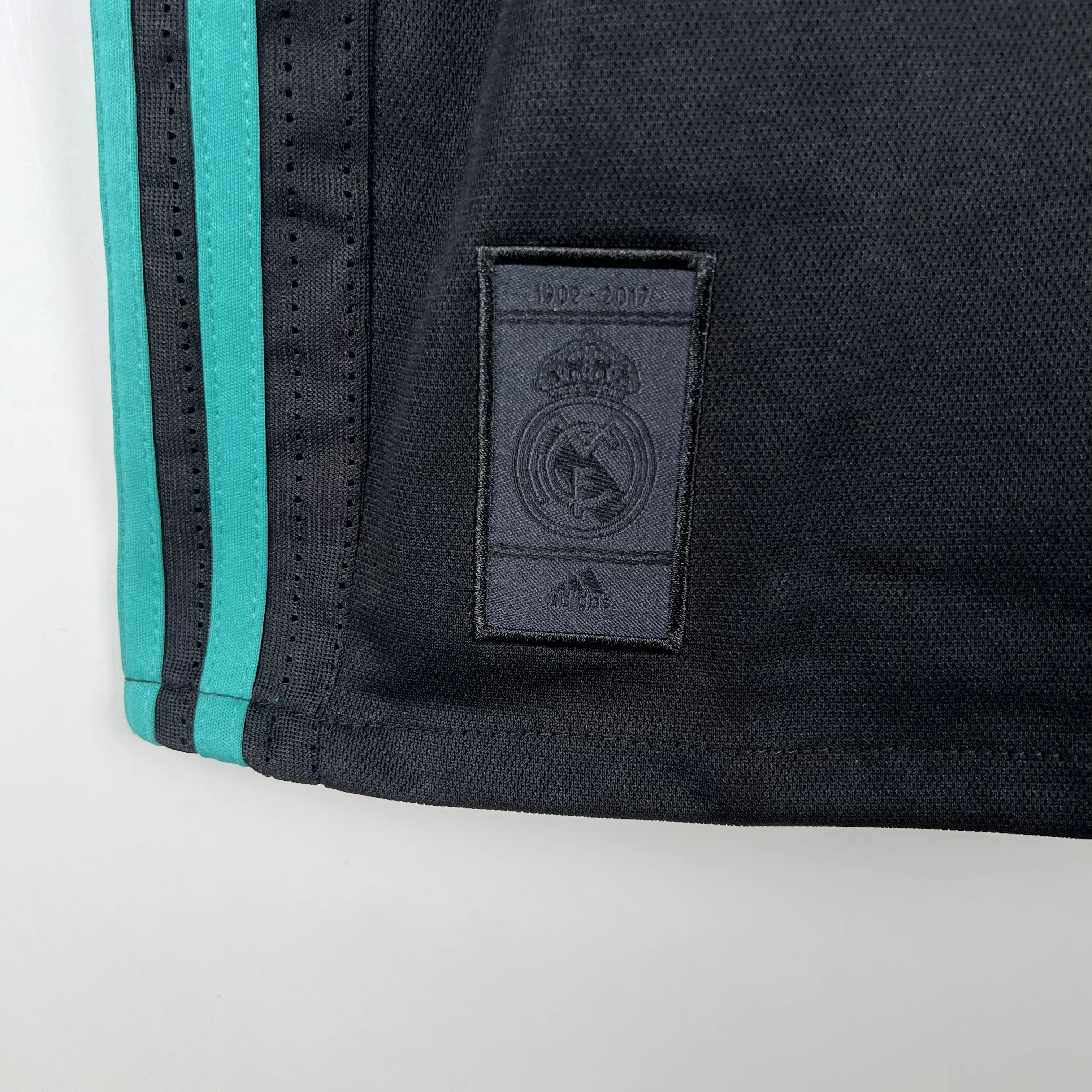 Retro  Real M&alpha;drid 17/18 Away Black 3