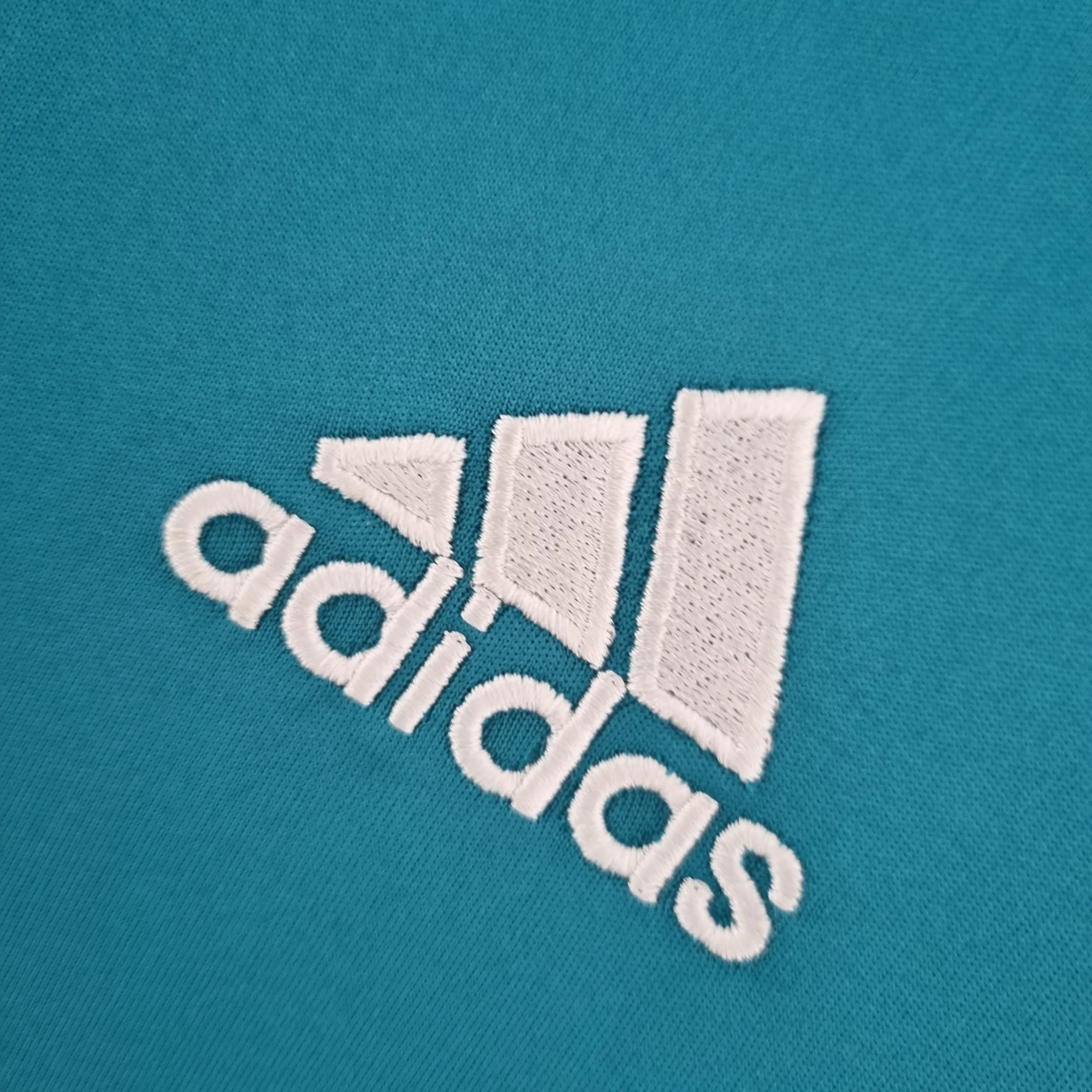 Retro  Real M&alpha;drid 17/18 Third 4